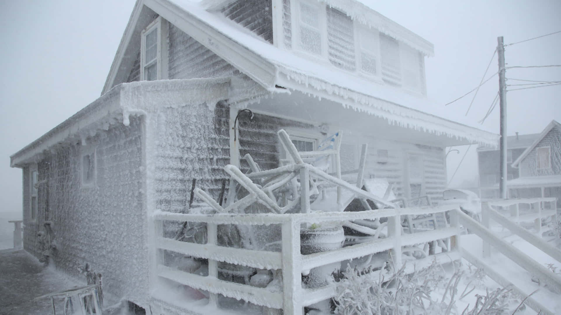 房屋 桌布 壁紙 — 一間歷經風霜的房屋和門廊在暴風雪和濃霧中完全被厚厚的冰雪覆蓋。