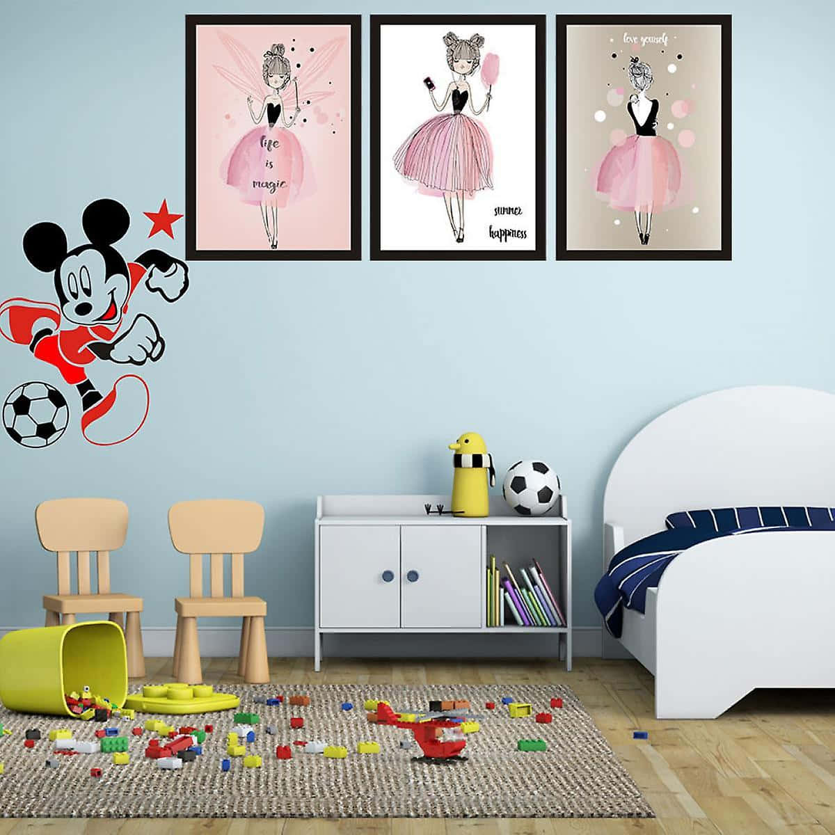 Kawaii Room 桌布 壁紙 — 一間淺藍色牆壁的兒童臥室，牆上貼有米奇老鼠足球牆貼，白色櫃子上方掛有三幅裱框的芭蕾舞者藝術印刷品，櫃子裡裝滿了書籍和玩具。