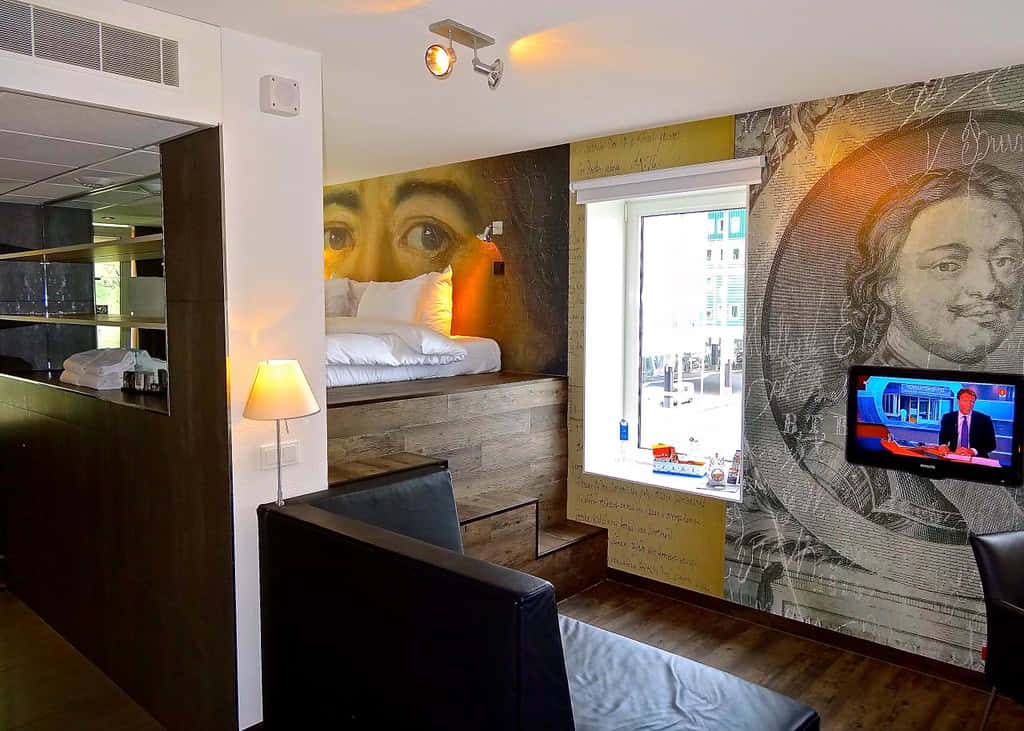 Interior Design 桌布 壁紙 — 一間現代酒店客房，床鋪架在木質平台上，牆上裝飾著大型藝術肖像畫，電視正在播放新聞廣播。