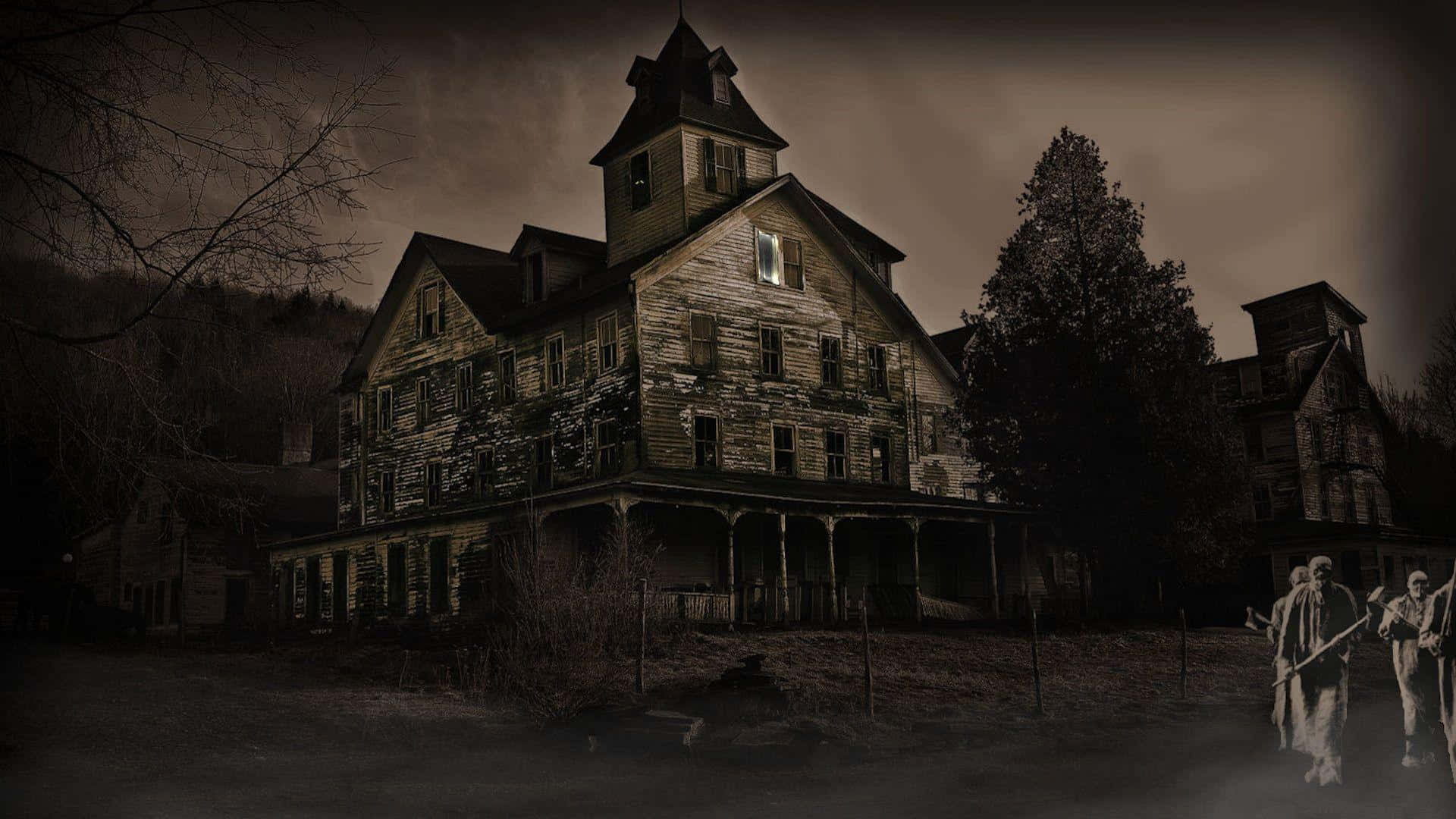 Haunted House 桌布 壁紙 — 一間破舊的鬼屋，窗戶用木板封住，只有一盞燈發出微光，周圍是荒蕪的樹木，天空陰沉。