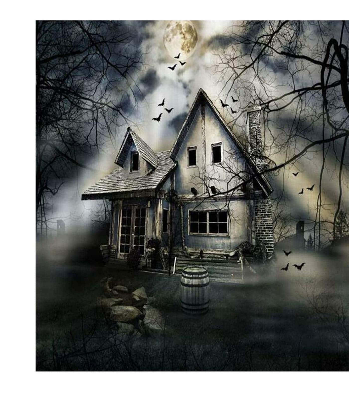 Haunted House 桌布 壁紙 — 一間窗戶用木板封住、放著木桶的鬼屋，在滿月下，蝙蝠在霧夜中飛過光禿禿的樹木。