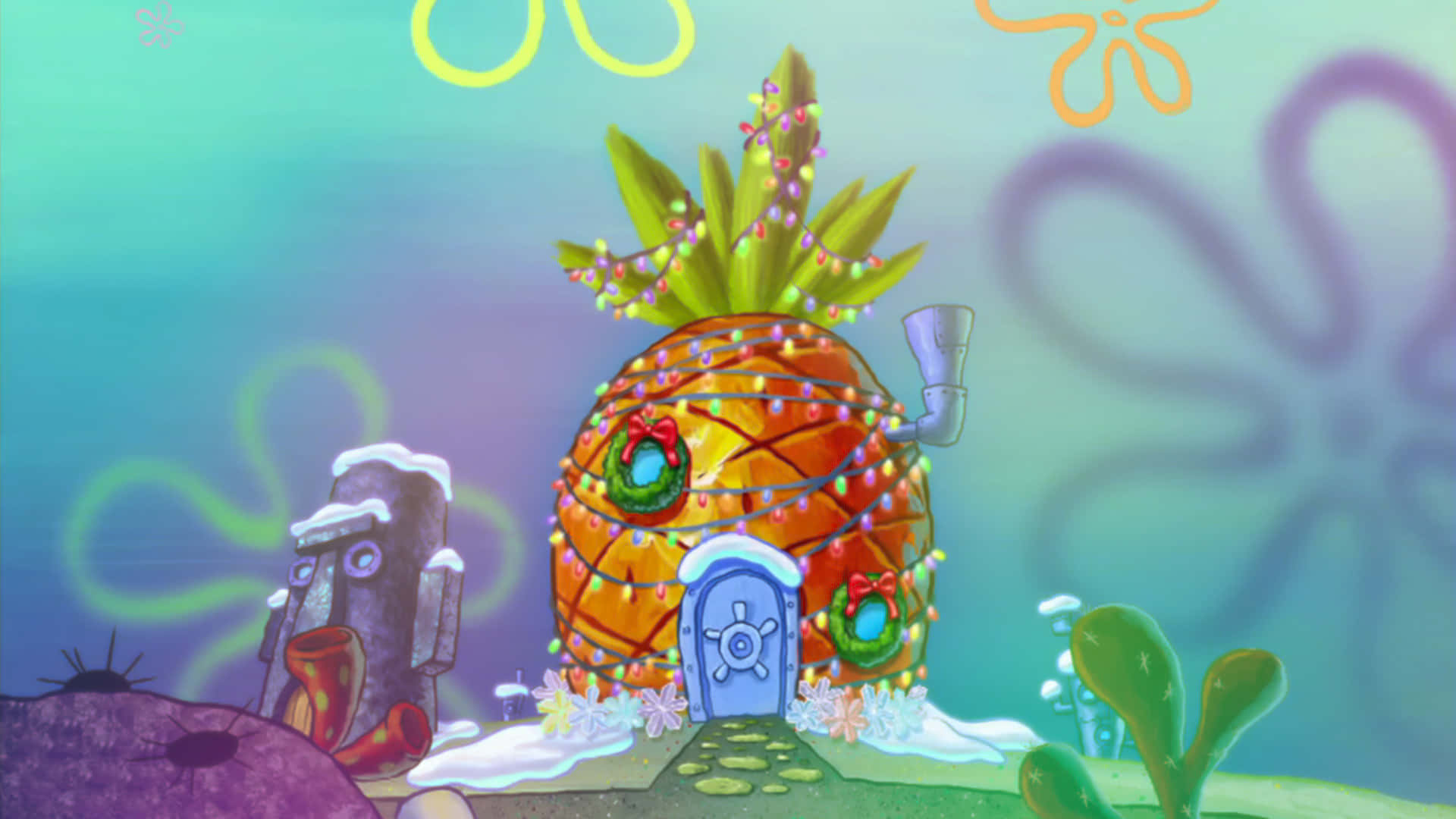 Spongebob Zoom 桌布 壁紙 — 一間節日鳳梨屋，裝飾著彩色燈飾和花環，位於水下，旁邊有一塊積雪覆蓋的岩石。