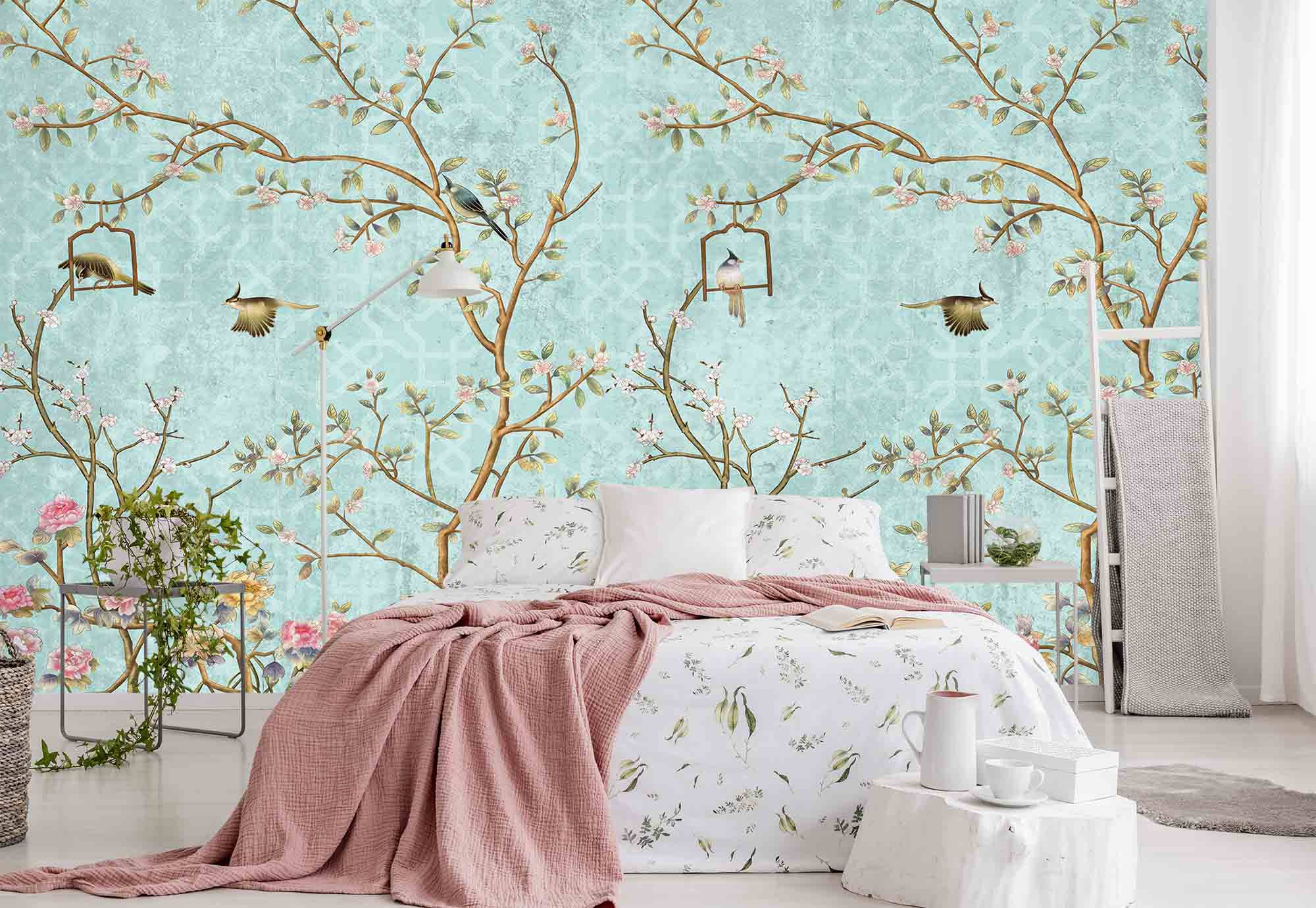 Chinoiserie 桌布 壁紙 — 一間臥室採用青綠色壁紙，上面有金色的櫻花枝、鳥兒和懸掛的燈籠，營造出寧靜的植物氛圍。