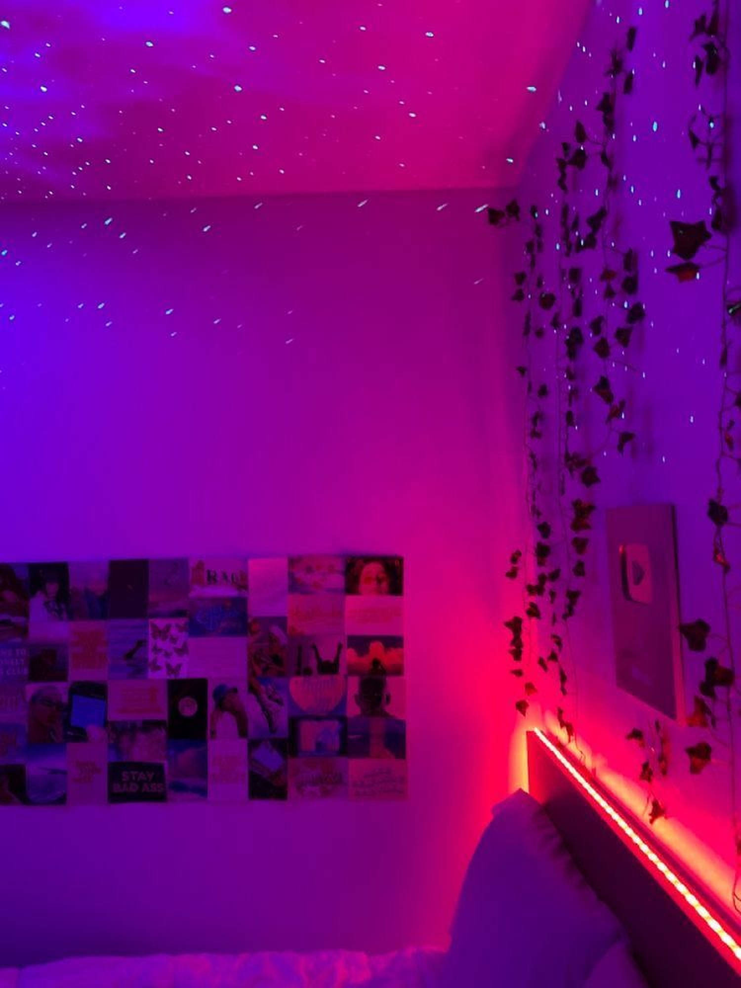 LED 桌布 壁紙 — 一間臥室沐浴在充滿活力的粉紅色和紫色LED燈光中，天花板有星星，牆上垂掛著常春藤藤蔓。