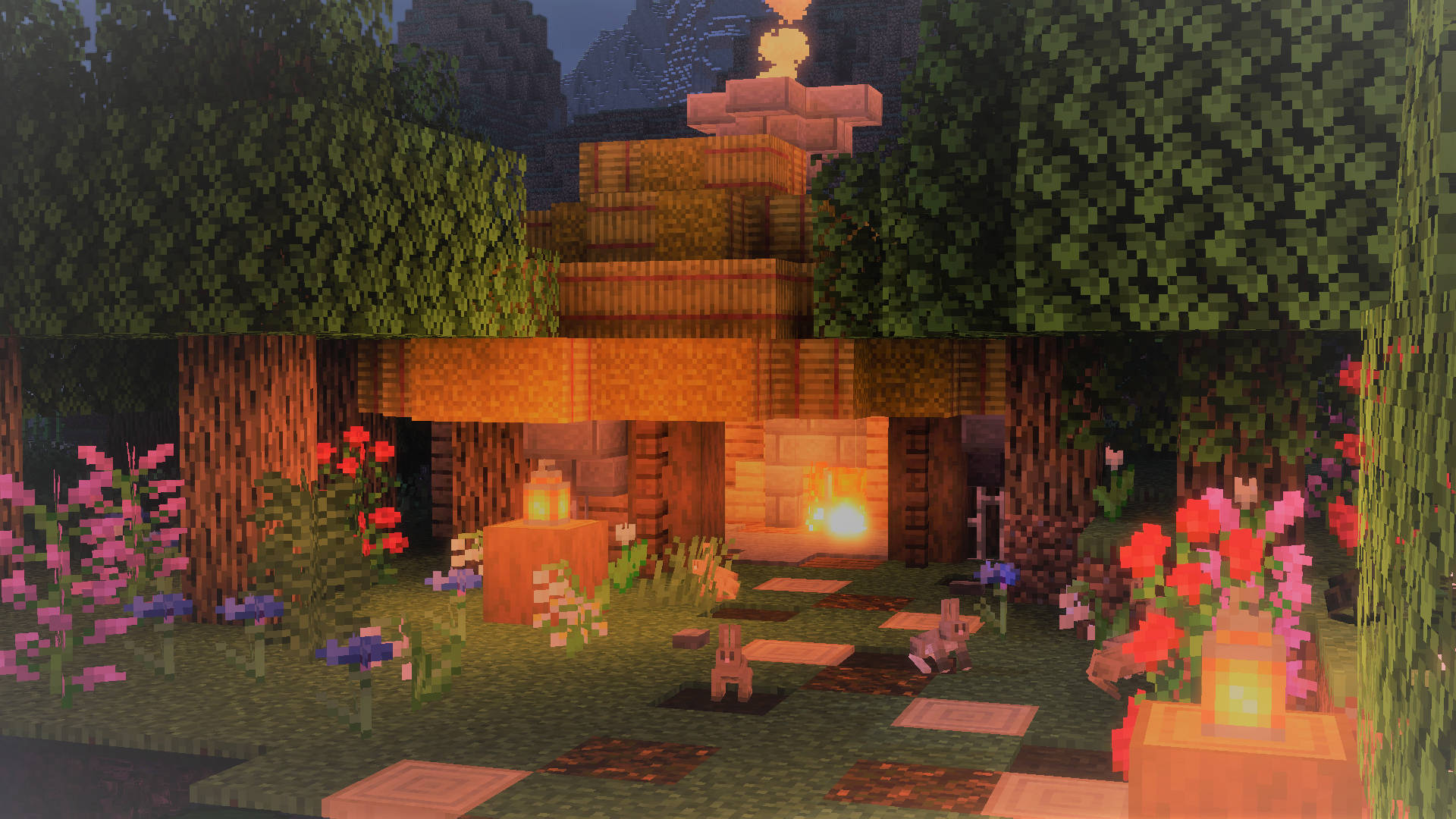 高清 桌布 壁紙 — 一間舒適的Minecraft小屋，內部有溫暖的火焰發光，周圍是像素化的樹木和色彩繽紛的花朵，在黃昏時分。
