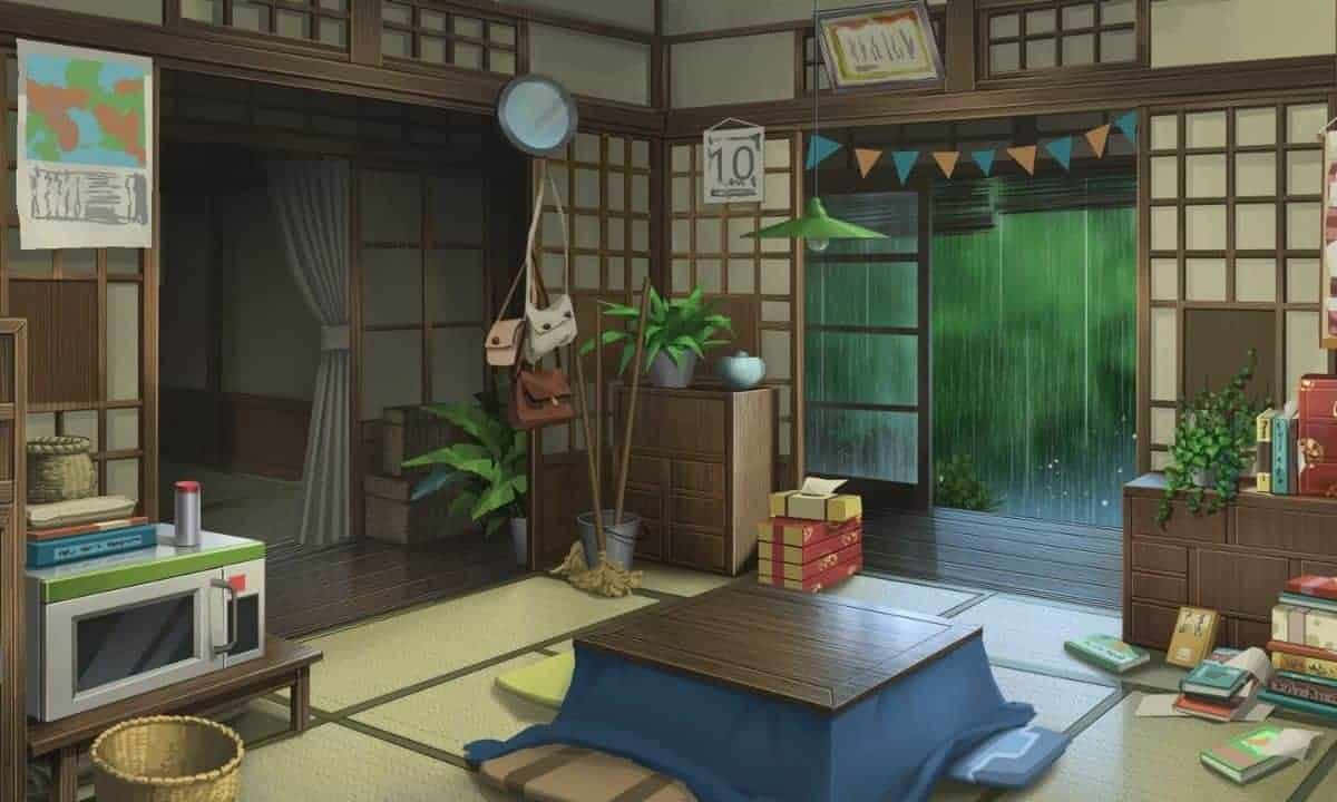 Anime Living Room 桌布 壁紙 — 一間舒適的傳統日式房間，鋪有榻榻米、木製家具，透過雨中的拉門可以看到綠植。