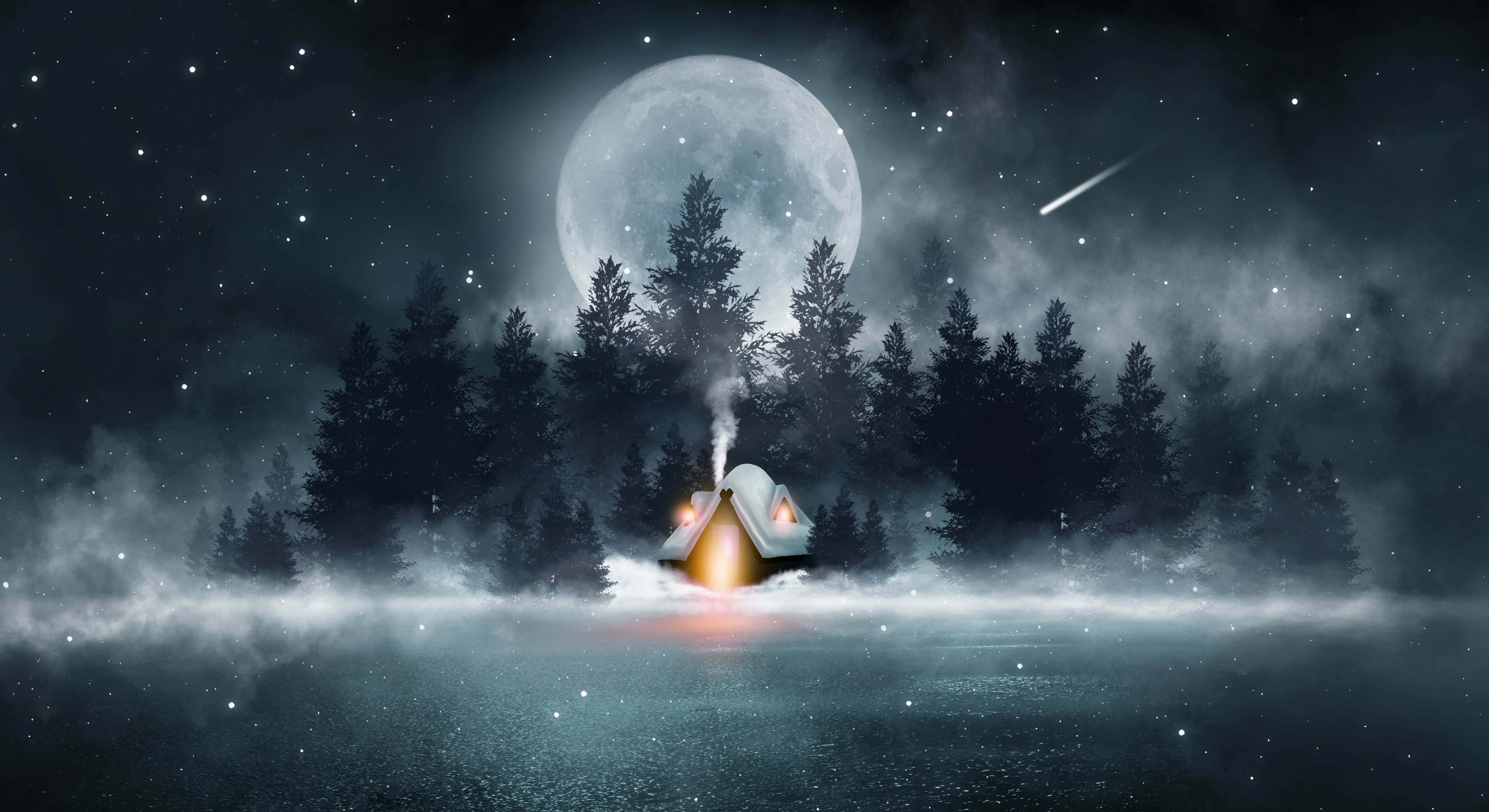 Krampus 桌布 壁紙 — 一間舒適的小屋在巨大月亮下溫暖地發光，霧氣籠罩著被黑暗松樹環繞的冰凍湖泊。