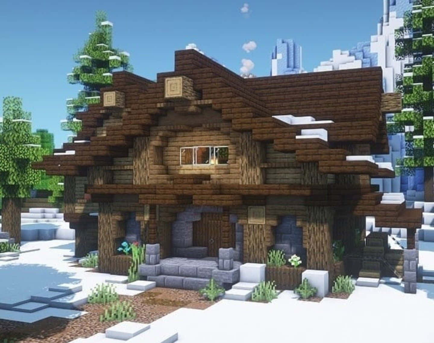 Minecraft Architecture 桌布 壁紙 — 一間舒適的木屋，屋頂積雪，石階梯，坐落在明亮的藍天下白雪皚皚的Minecraft森林中。
