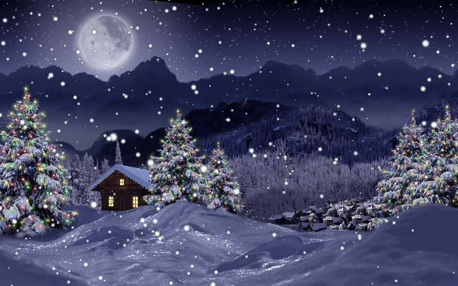 Winter Christmas Desktop 桌布 壁紙 — 一間舒適的木屋坐落在雪山之中，滿月高懸，雪花飄落，裝飾的樹木閃爍著燈光。