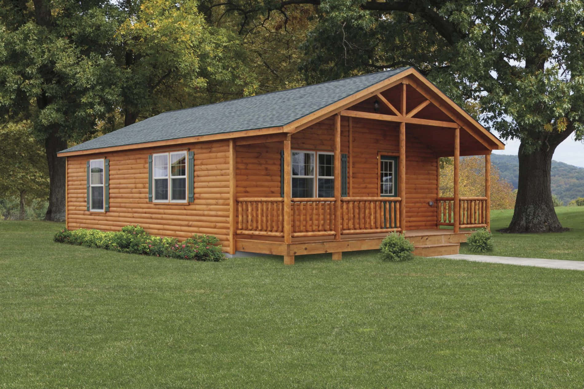 Log Cabin 桌布 壁紙 — 一間舒適的木屋帶有門廊，坐落在高聳樹木之間的一片翠綠草坪上。