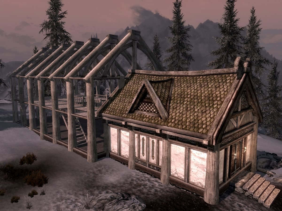 Heljarchen Hall 桌布 壁紙 — 一間舒適的茅草屋頂木屋，在黃昏時分坐落於白雪覆蓋的山林之中，旁邊是一個骨架般的木框架結構。