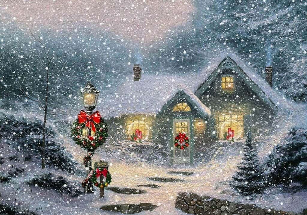 Vintage Christmas 桌布 壁紙 — 一間舒適的被雪覆蓋的小屋，夜晚溫暖地亮著燈，花環和蠟燭透過窗戶閃爍，大雪紛飛。