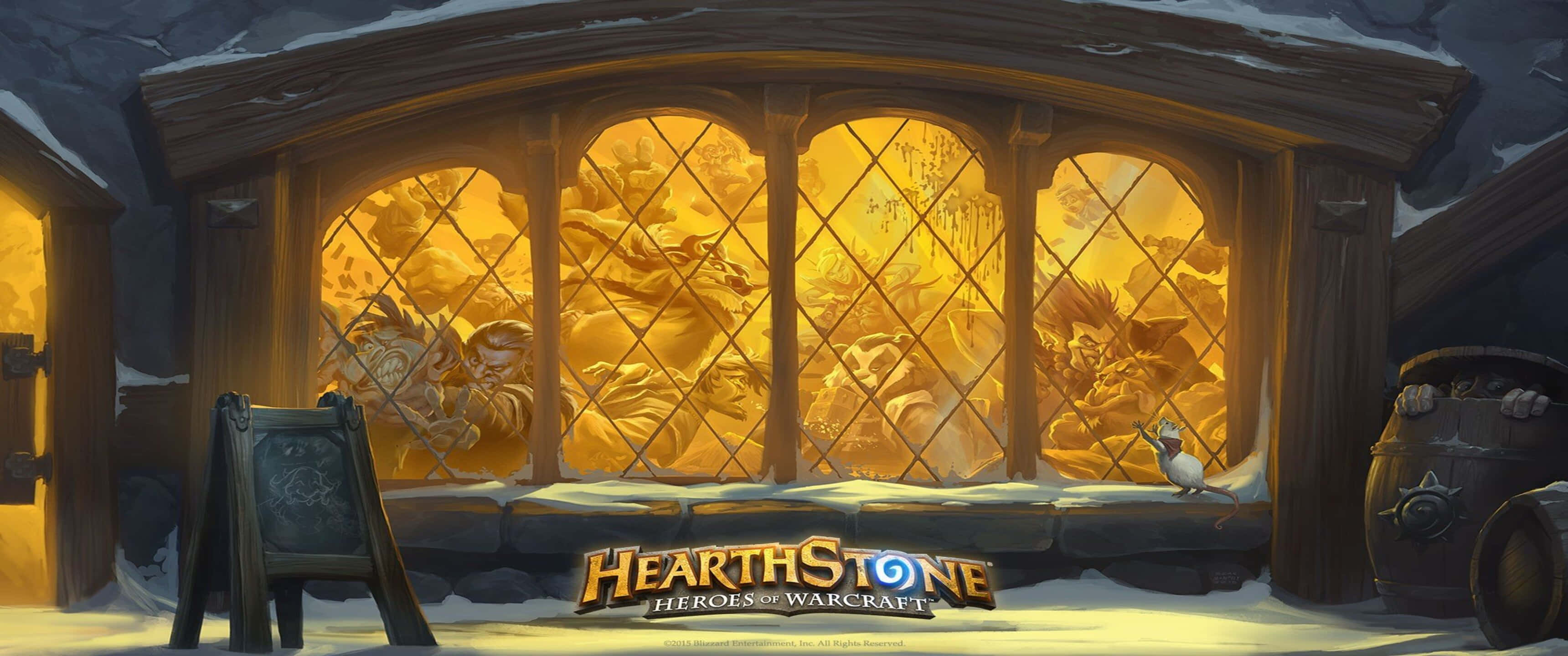 3440x1440p Hearthstone 桌布 壁紙 — 一間舒適的雪地 Hearthstone 酒館，溫暖的金色光芒透過菱形窗戶照射出來，顯示內部混亂的卡牌遊戲場景。