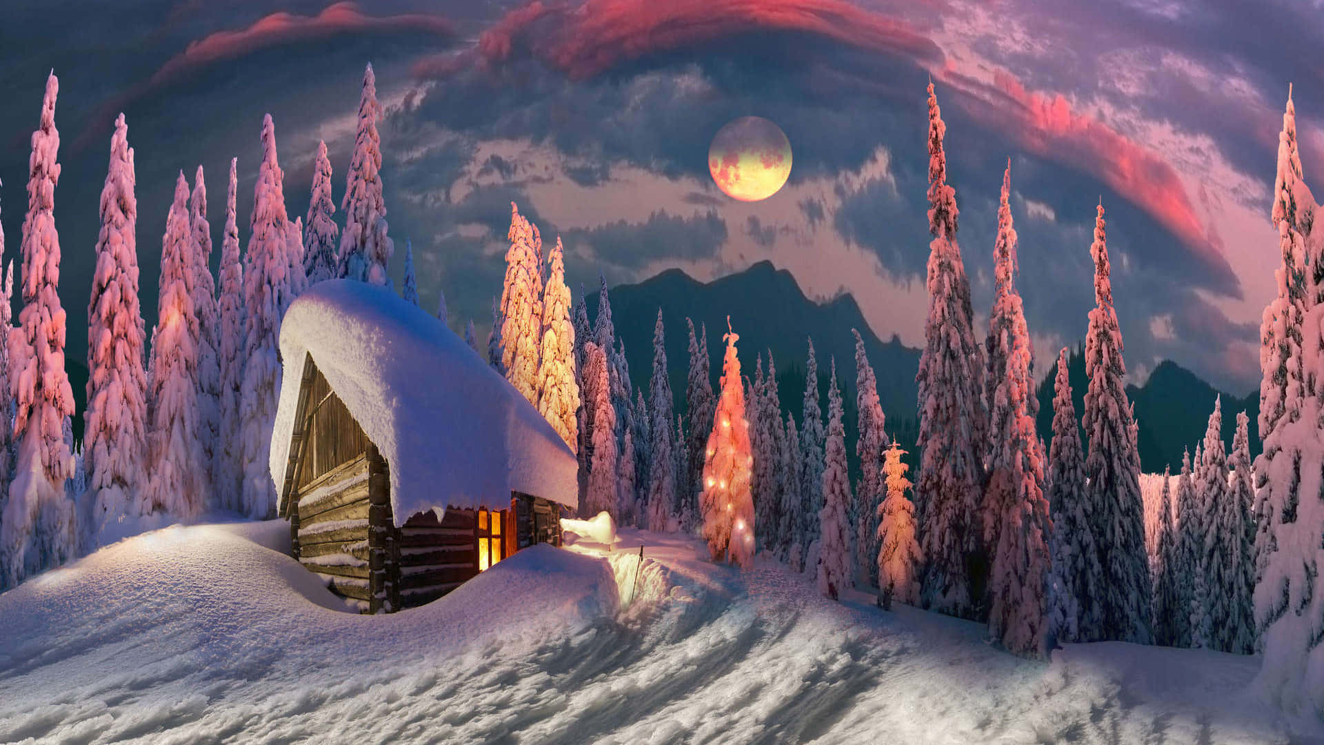1920x1080 Winter 桌布 壁紙 — 一間舒適的雪覆蓋小屋，坐落在結霜的松樹之間，在充滿活力的粉紅色和紫色暮色天空下，有一輪發光的月亮。