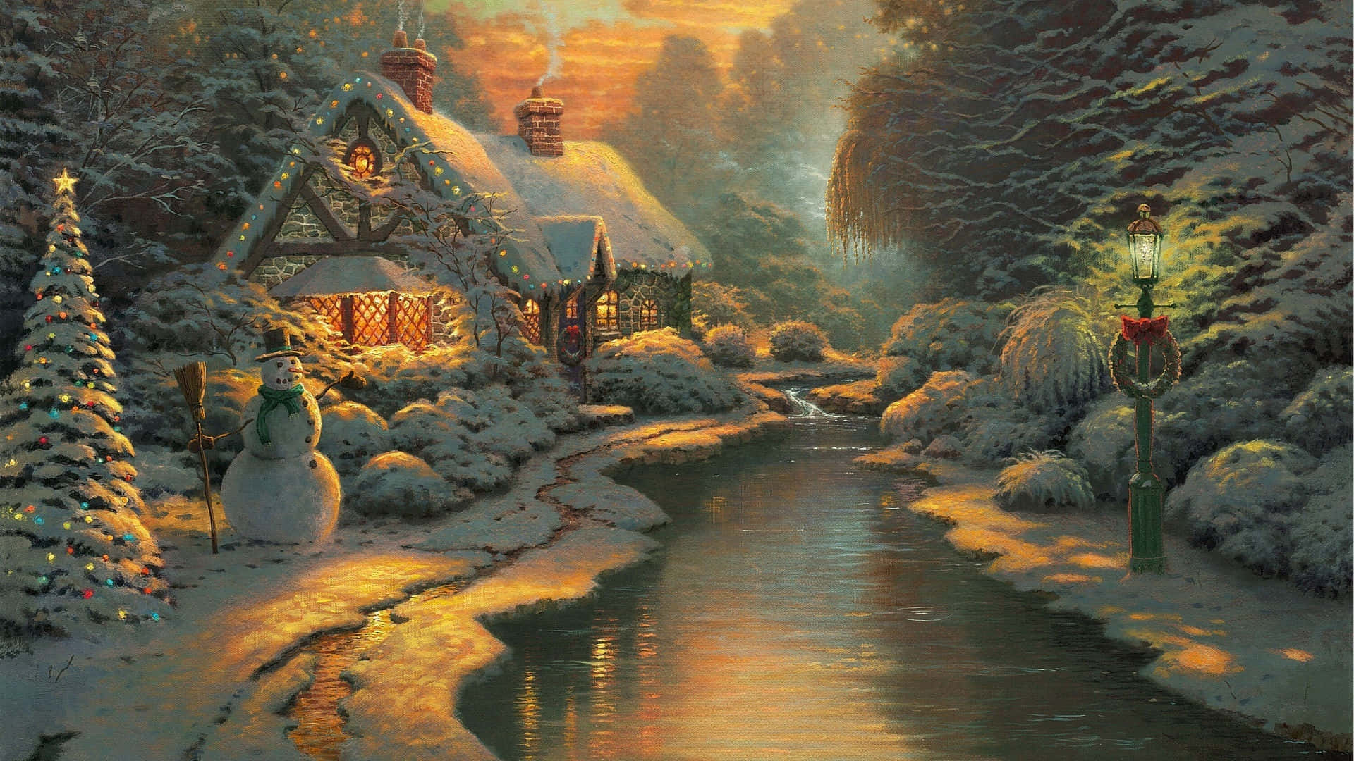 冬天 桌布 壁紙 — 一間舒適的雪覆蓋小屋在金色日落天空下，在反射的小溪旁溫暖地發光。