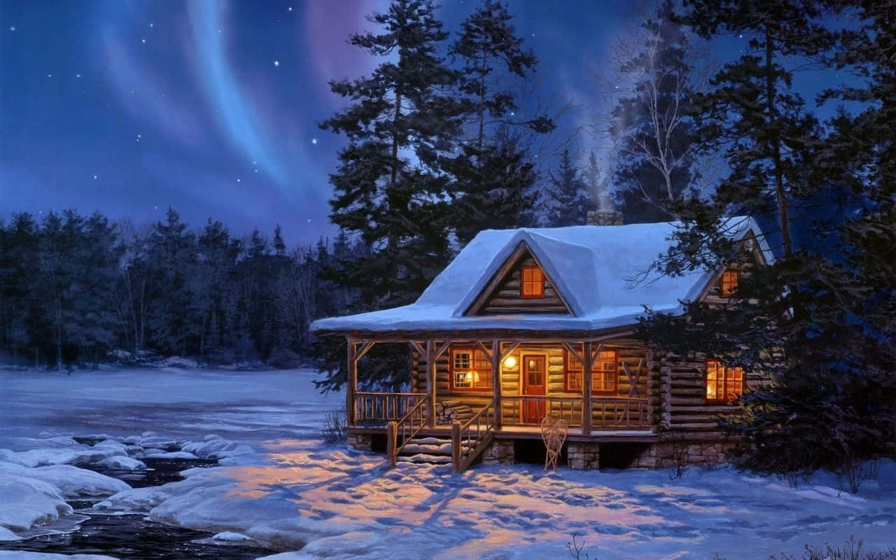 Cozy Winter Cabin 桌布 壁紙 — 一間舒適的雪覆蓋木屋在星空下溫暖地發光，上方有舞動的北極光。