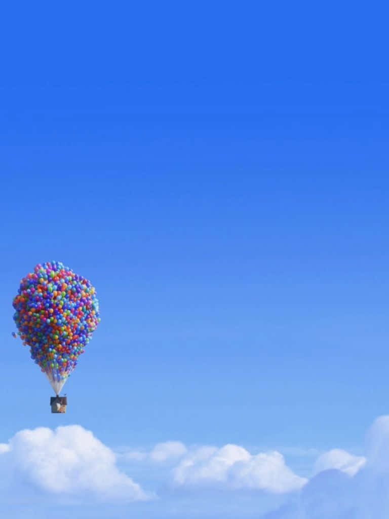 Animated 桌布 壁紙 — 一間被一簇彩色氣球升起的奇幻房屋，在廣闊的藍天背景下，寧靜地漂浮在蓬鬆的白雲之上。