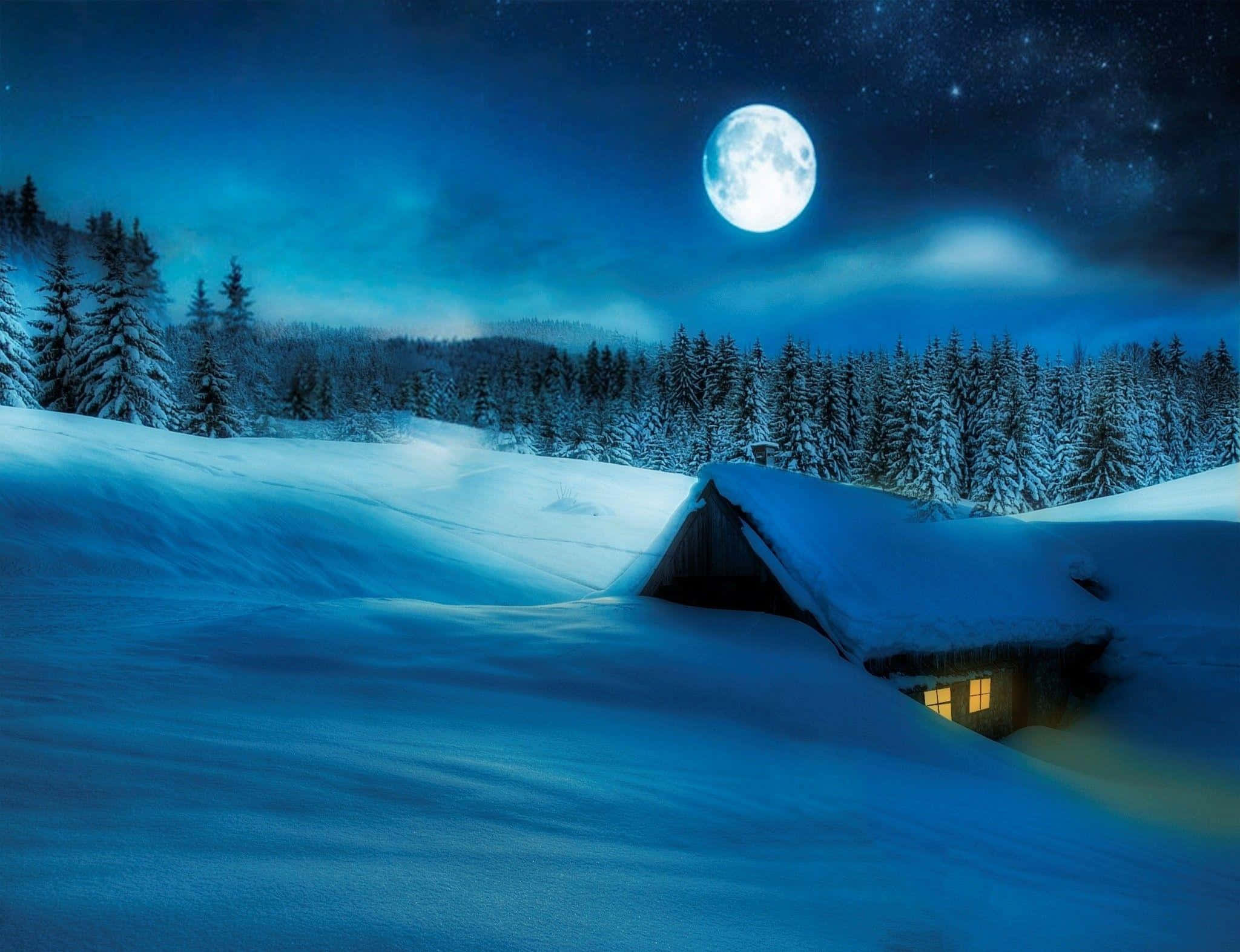 Winter Night Desktop 桌布 壁紙 — 一間被雪覆蓋的小屋在滿月下，於繁星點點的冬季森林中溫暖地發光。