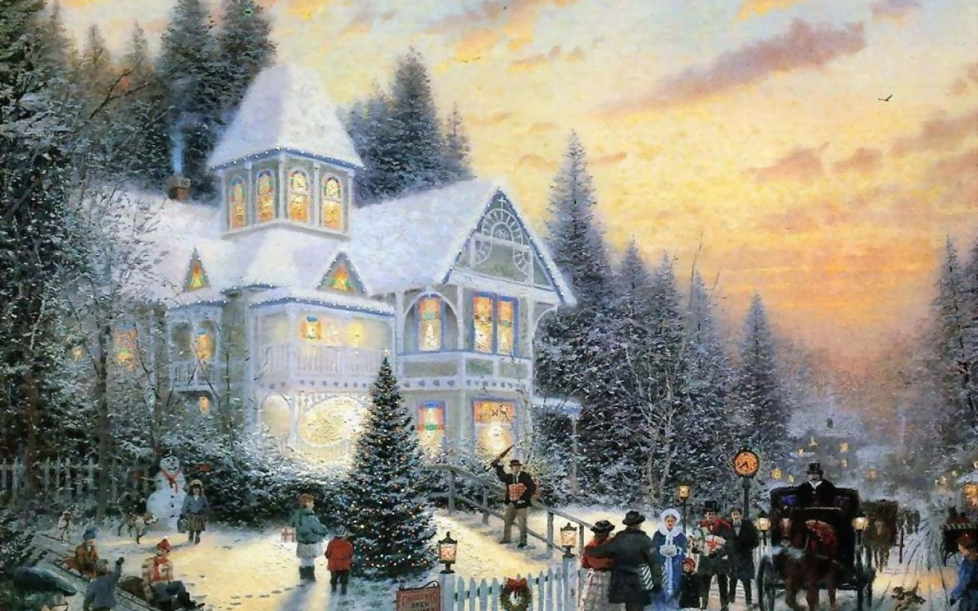 Winter Christmas Desktop 桌布 壁紙 — 一間被雪覆蓋的維多利亞式房屋在黃昏時溫暖地發光，人們在外面聚集，有馬車和裝飾過的樹。