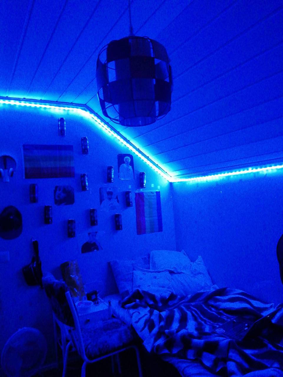 room 桌布 壁紙 — 一間被電光藍色LED燈光沐浴的臥室，一張覆蓋著條紋床單的床上方懸掛著一個迪斯科球。