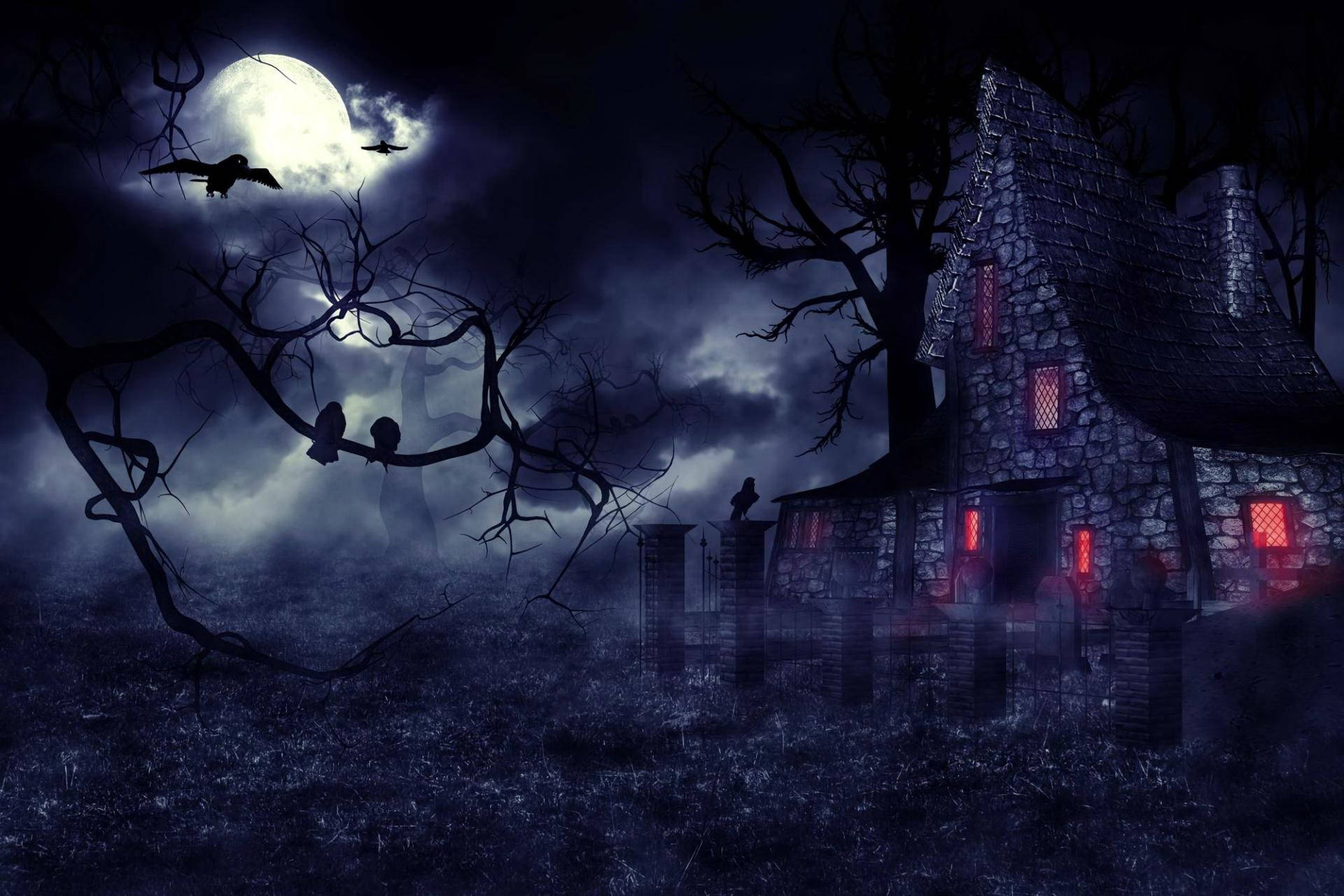 Monster House 桌布 壁紙 — 一間詭異的石頭小屋，窗戶發出紅光，矗立在滿月之下，烏鴉棲息在霧氣瀰漫的墓園中扭曲的樹木上。