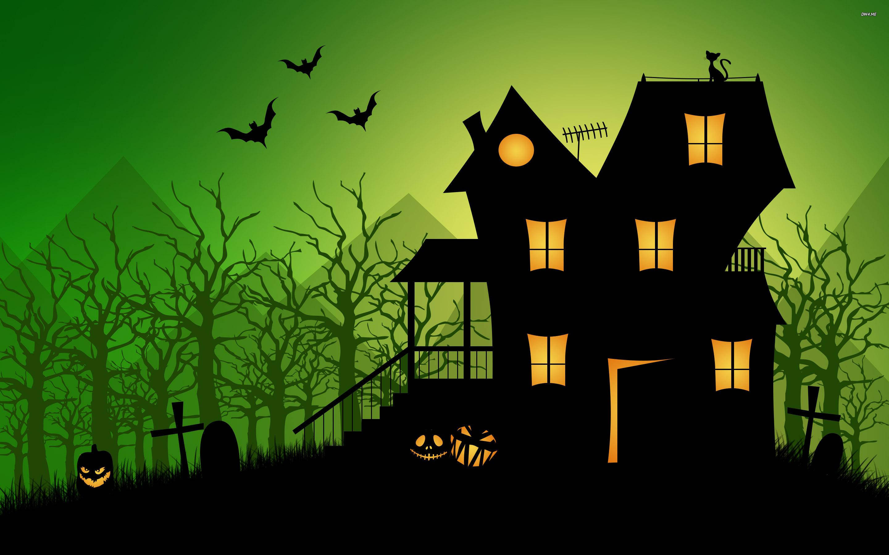Haunted House Halloween 桌布 壁紙 — 一間陰森鬼屋，窗戶發光，門前有南瓜燈，矗立在光禿禿的樹木之間，綠色暮色天空中有蝙蝠飛翔。
