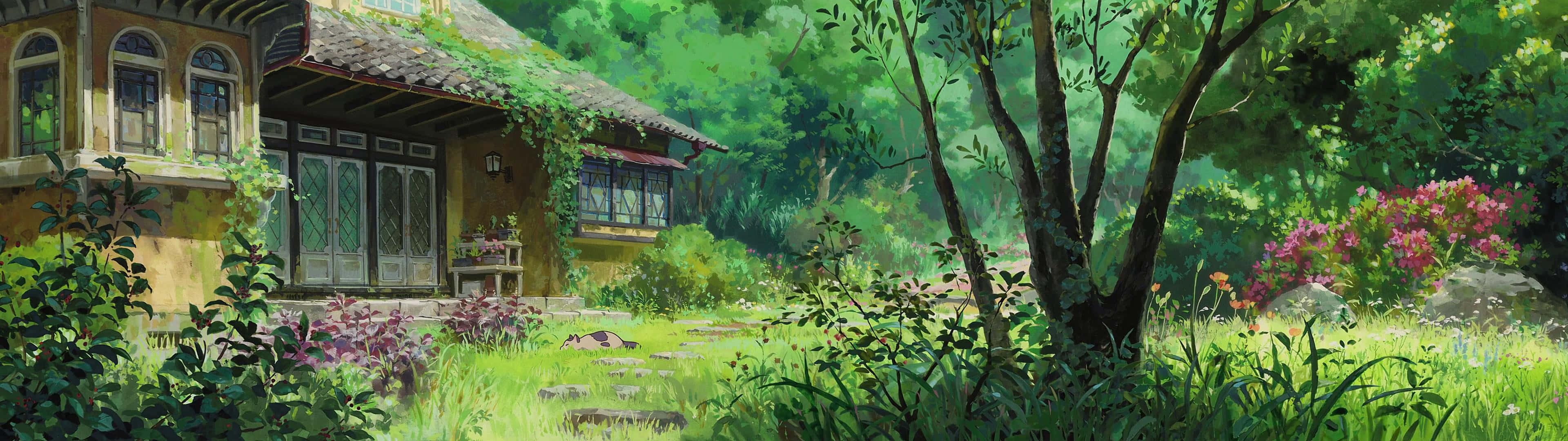 雙螢幕桌布 桌布 壁紙 — 一間陽光普照的小屋，坐落在茂密的綠意中，盛開的粉紅色花朵和斑駁的森林光線穿過高大的樹木。