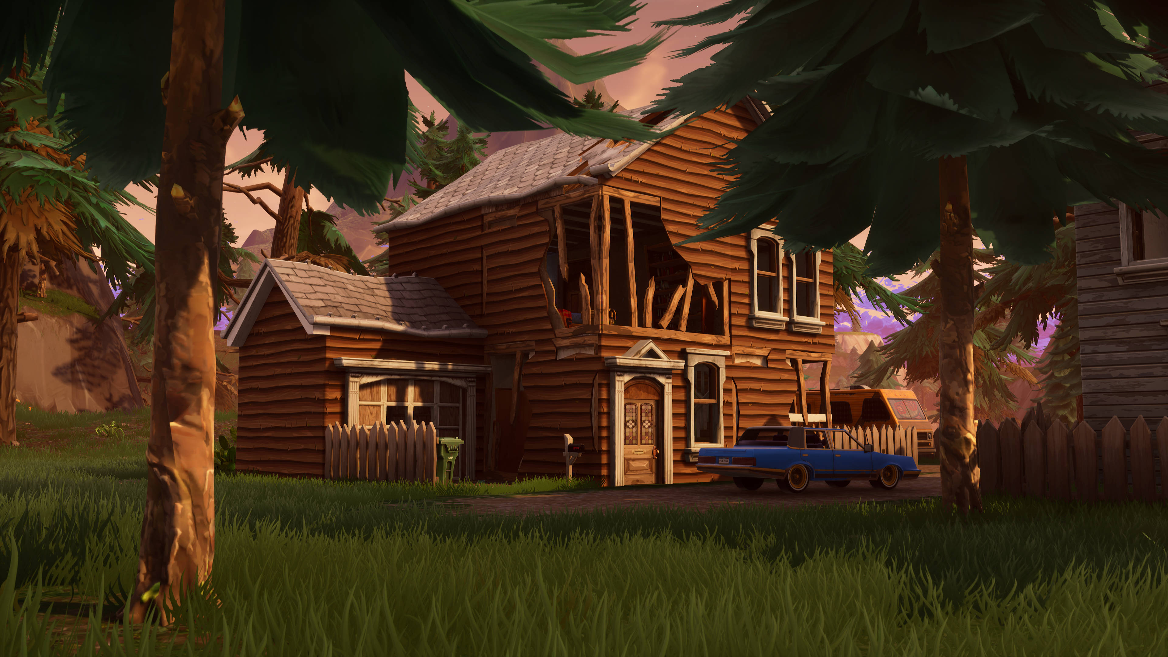 Fortnite 造型 桌布 壁紙 — 一間風化的木屋，外面停著一輛藍色汽車，矗立在長滿草的空地上，周圍是高聳的樹木，天空昏暗。