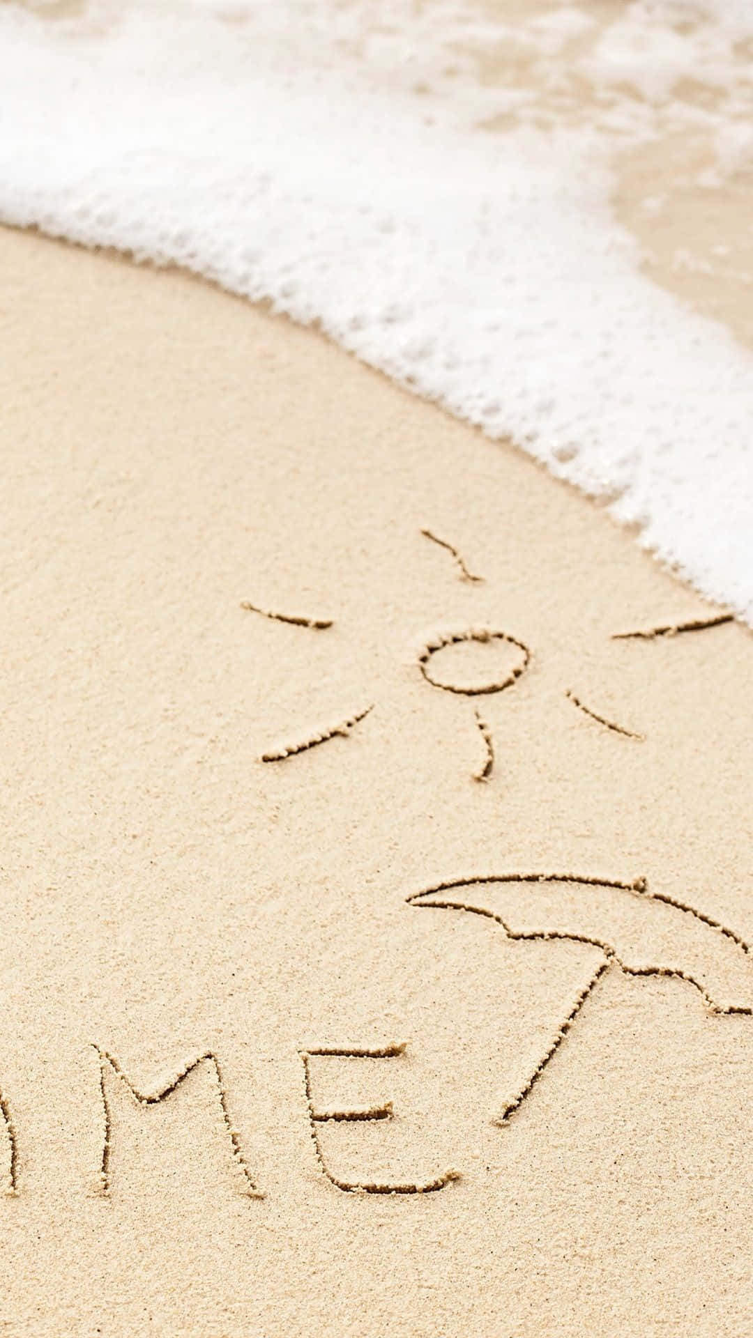 夏天 桌布 壁紙 — 一陣輕柔的海浪拍打沙灘，沙灘上畫有「SUMMER」和一把沙灘傘。