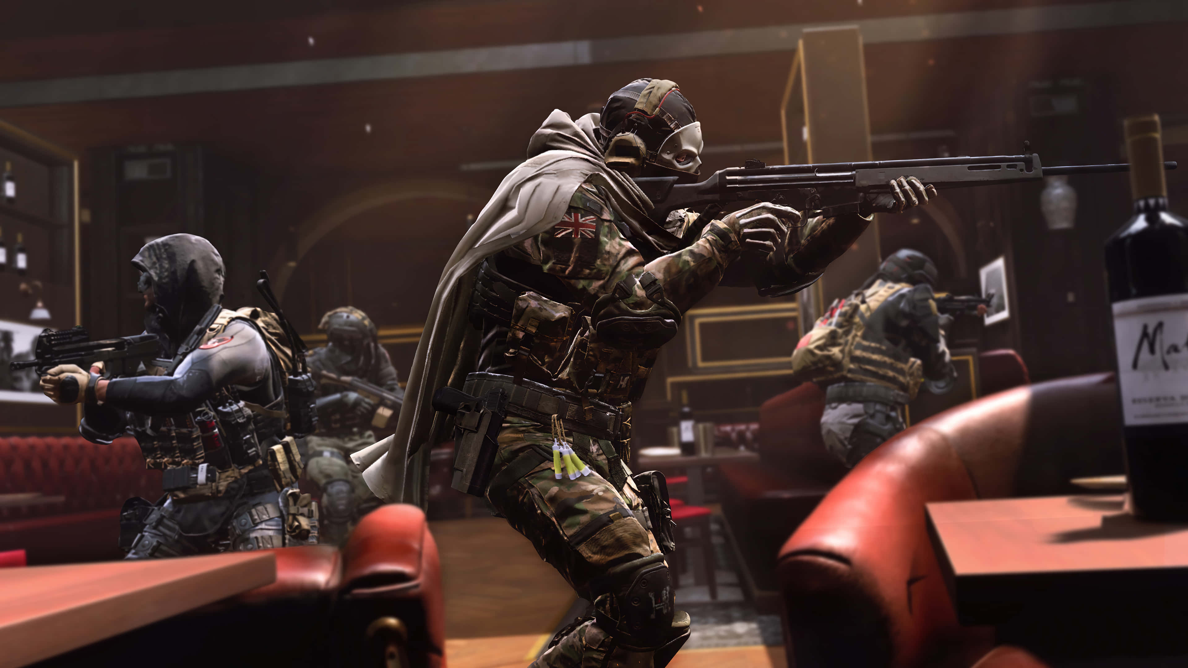 Fps 桌布 壁紙 — 一隊穿著迷彩裝備的戰術士兵，穿過一個燈光昏暗、設有紅色皮革卡座和酒瓶的高級休息室。