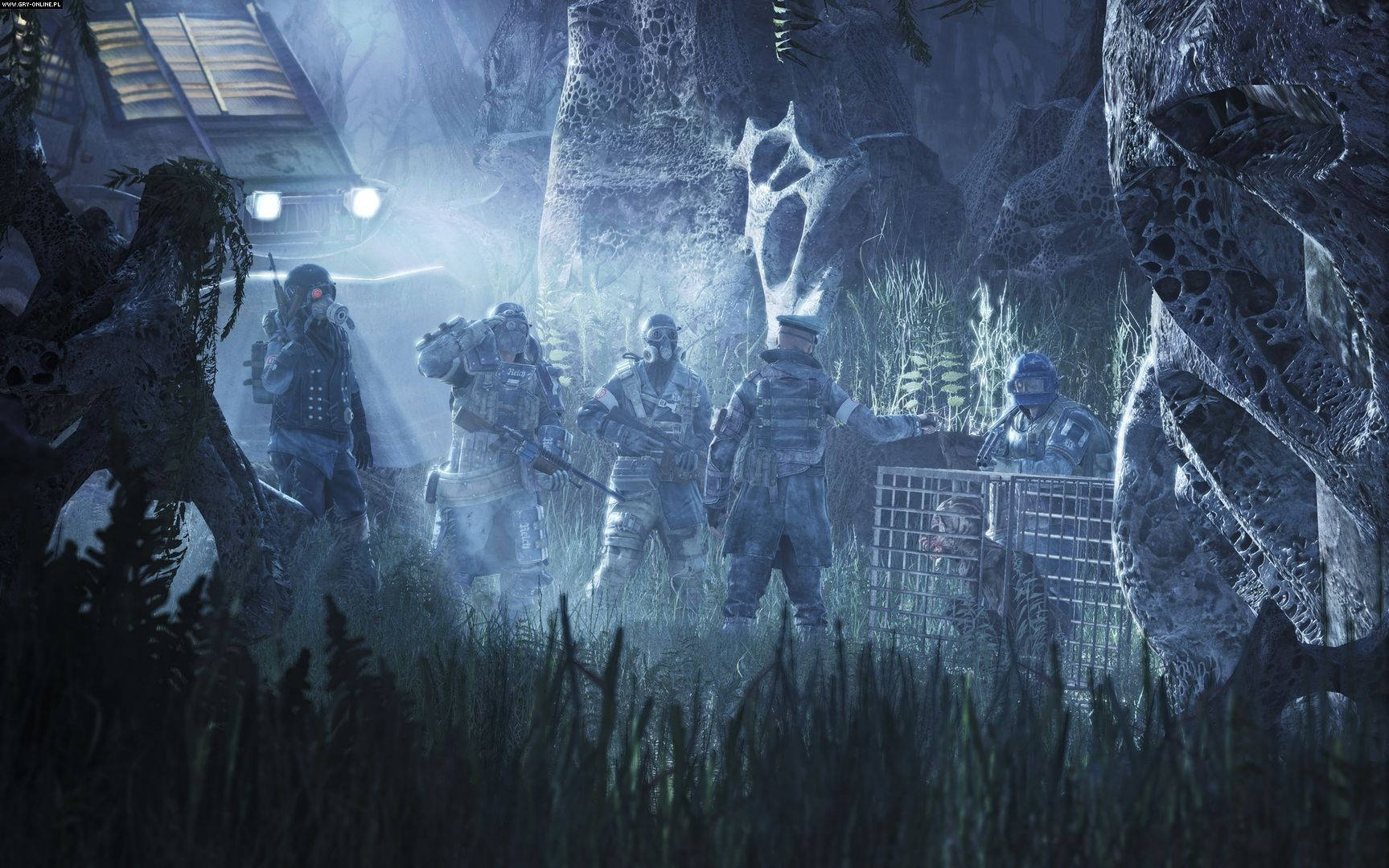 電玩遊戲 桌布 壁紙 — 一隊身穿戰術裝備的士兵在夜間謹慎地穿過霧氣瀰漫的叢林，發光的車輛燈光劃破黑暗。