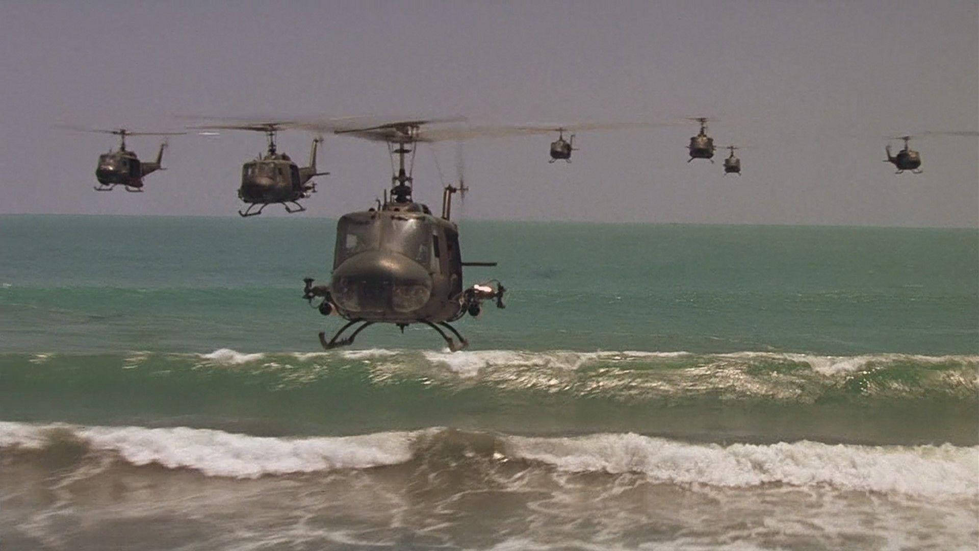 高清 桌布 壁紙 — 一隊軍用直升機低飛過拍打沙灘的碧綠海浪。