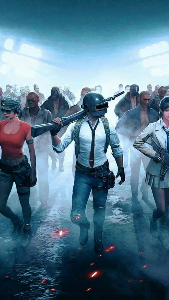 pubg mobile 桌布 壁紙 — 一隊配備戰術裝備的武裝遊戲玩家，在霧氣瀰漫、發出藍色光芒的環境中前進，周圍有紅色餘燼飄落。