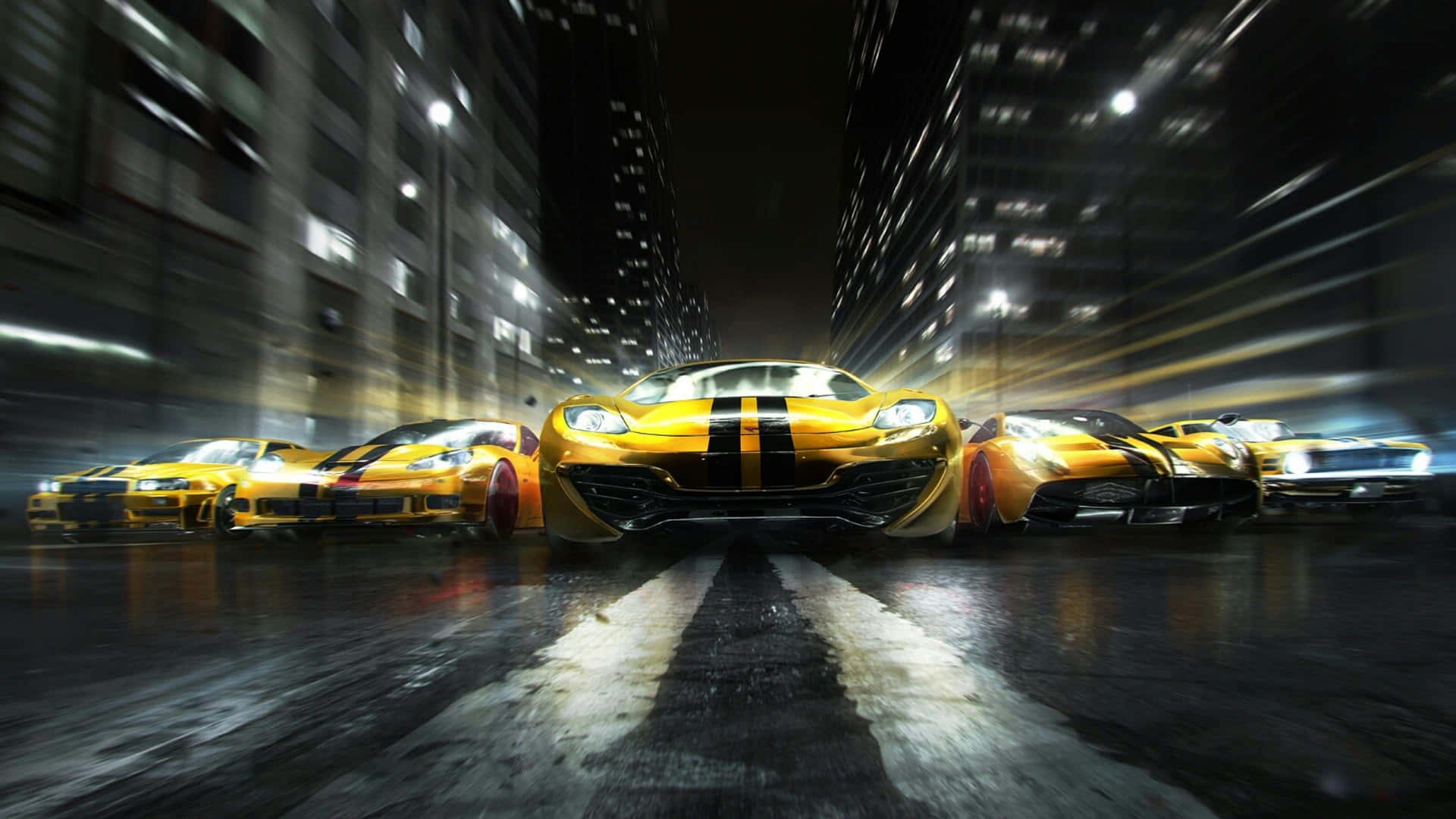 race car 桌布 壁紙 — 一隊黃色跑車在夜間沿著濕滑的市區街道奔馳，帶有動態模糊和閃爍的車頭燈。