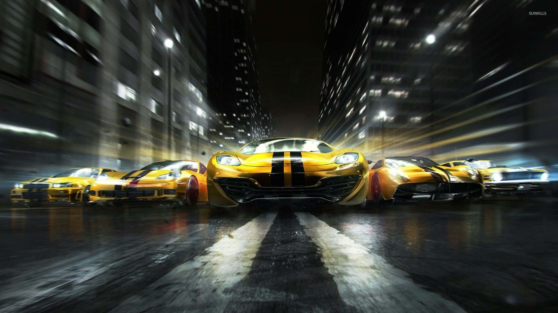 Grid 2 桌布 壁紙 — 一隊黃色跑車在夜間沿著濕漉漉的城市街道奔馳，帶有動態模糊和閃爍的車頭燈。