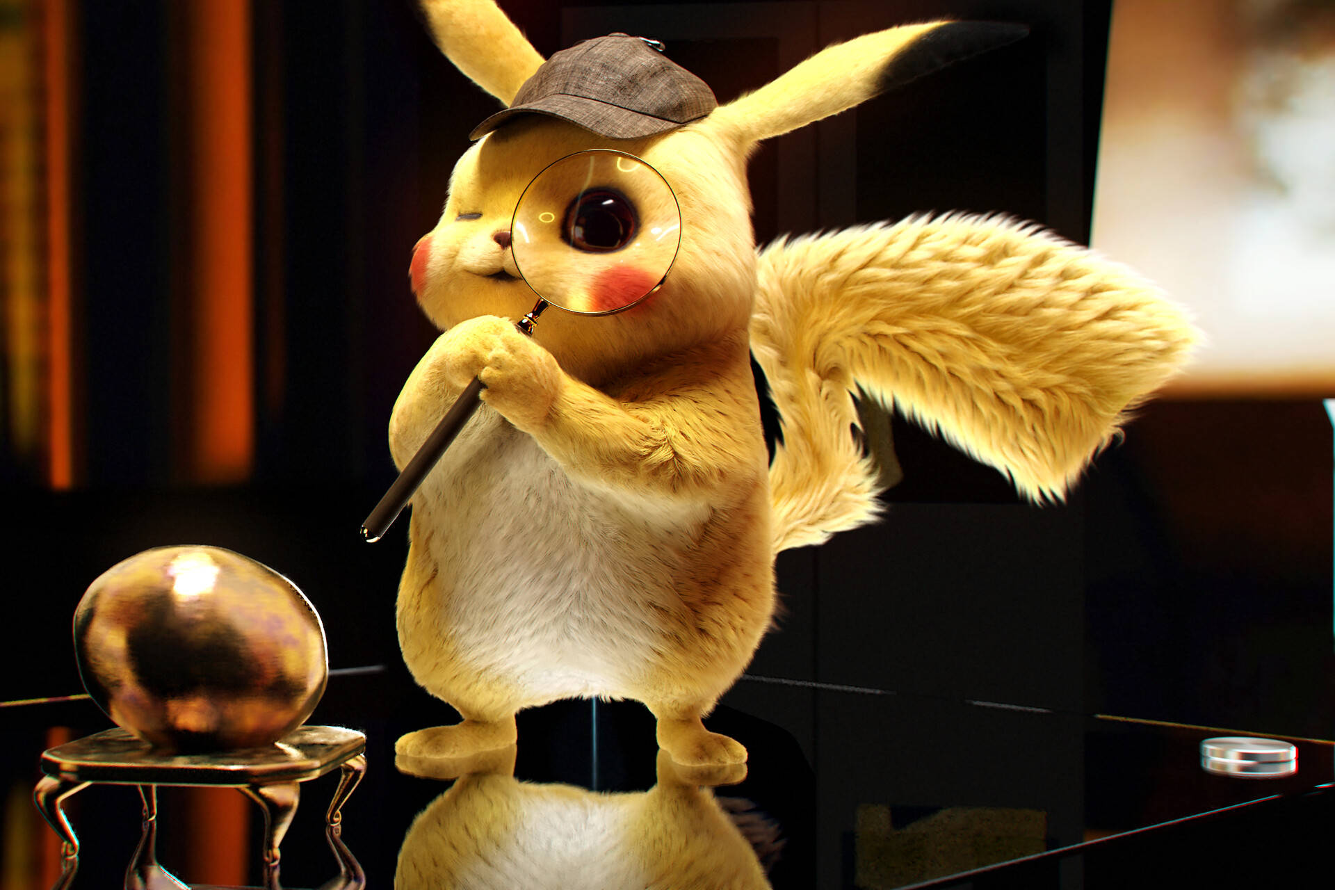 pikachu 3d 桌布 壁紙 — 一隻3D渲染的皮卡丘戴著偵探帽，在玻璃桌上用放大鏡觀察一個閃亮的球體。