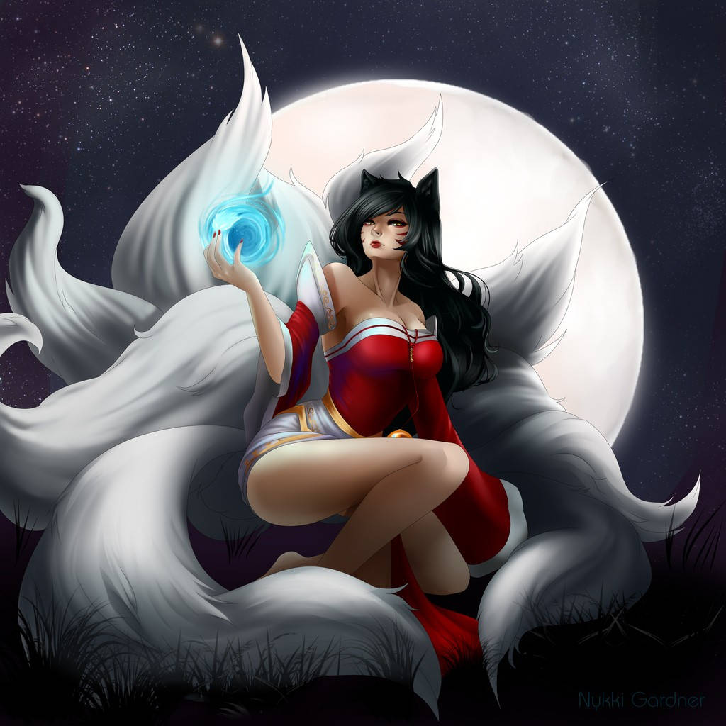阿璃 桌布 壁紙 — 一隻九尾狐靈穿著紅白相間的服飾，優雅地坐在滿月下，手持發光的藍色球體。