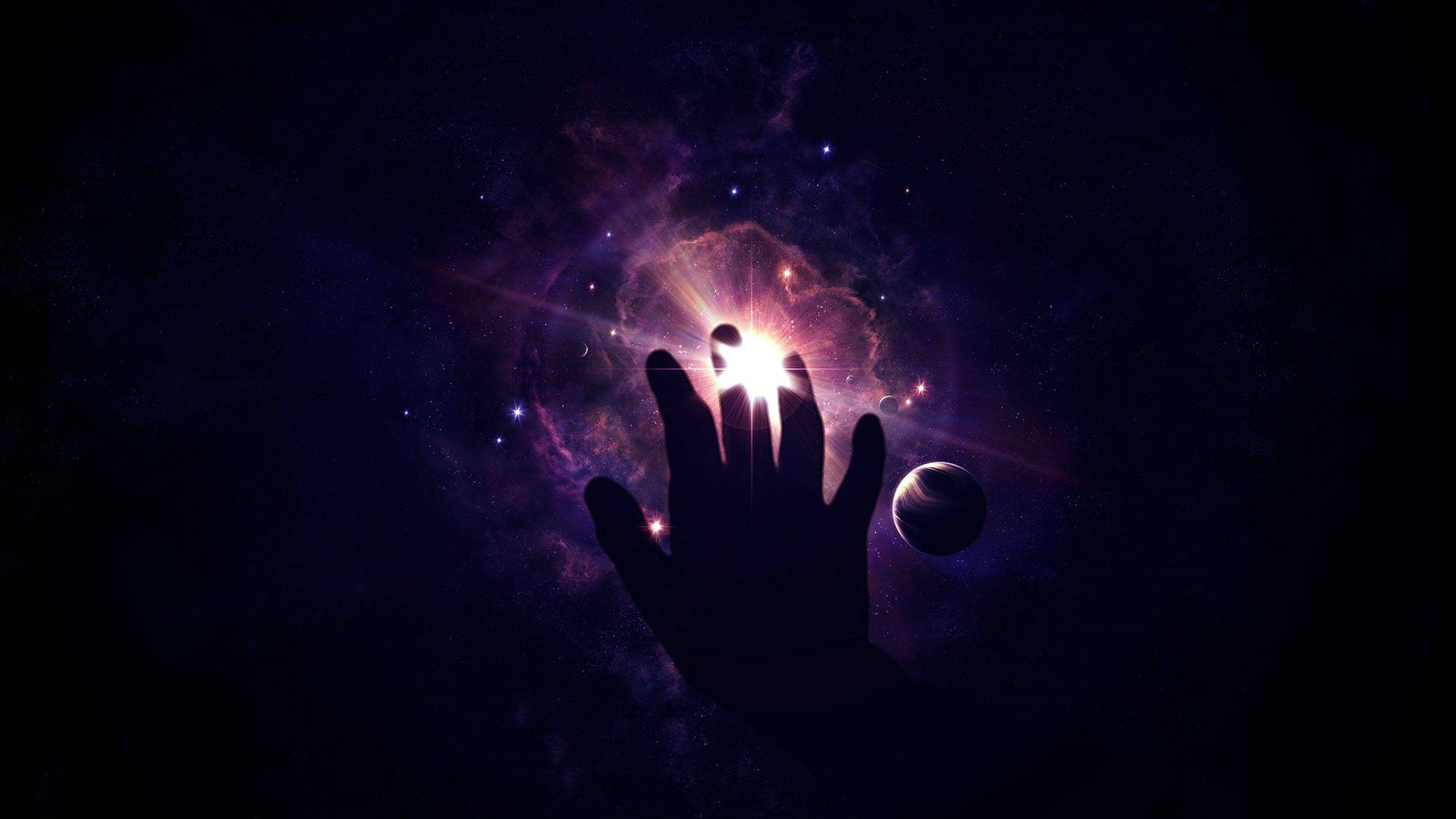 超炫動圖 桌布 壁紙 — 一隻人類的手伸向一片在繁星夜空背景下散發紫色和粉紅色光芒的燦爛宇宙星雲。
