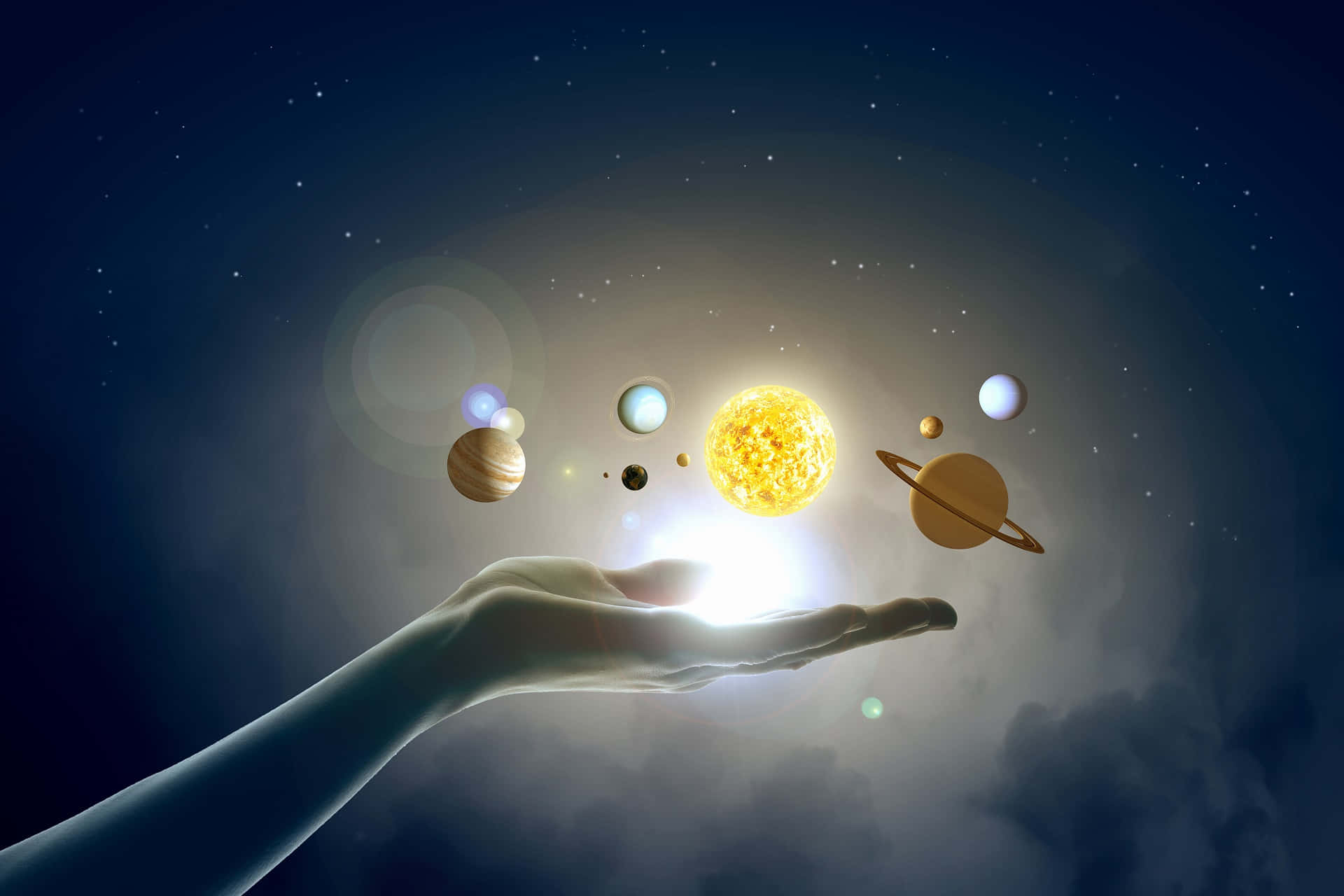 太陽系 桌布 壁紙 — 一隻人類的手托著發光的太陽和漂浮的行星，背景是星光閃爍的宇宙。