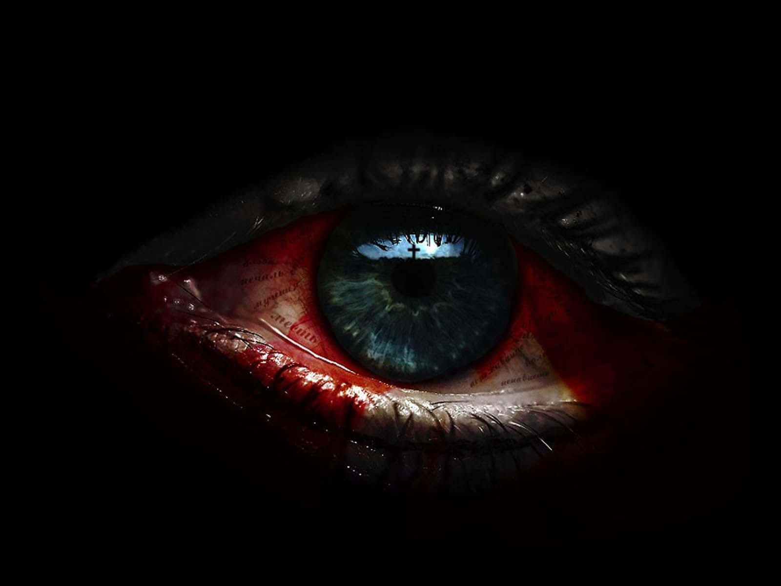 Eyes 桌布 壁紙 — 一隻佈滿血絲的人類眼睛特寫，瞳孔中反射出一個黑色十字架，背景為黑色。