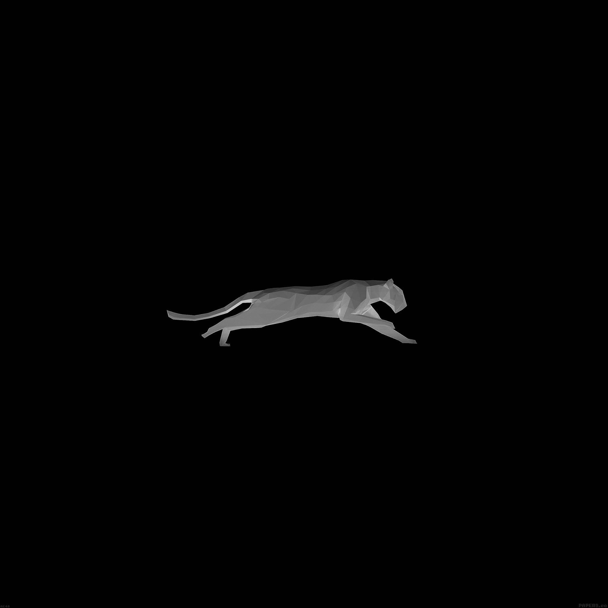 Puma 桌布 壁紙 — 一隻低多邊形灰色黑豹在黑色背景上動態跳躍。