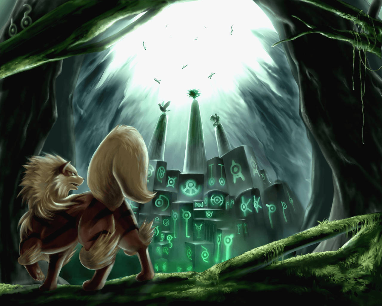 Arcanine 桌布 壁紙 — 一隻像獅子的生物站在發光的綠色古代遺跡前，位於一個被上方明亮光線照亮的黑暗森林洞穴中。