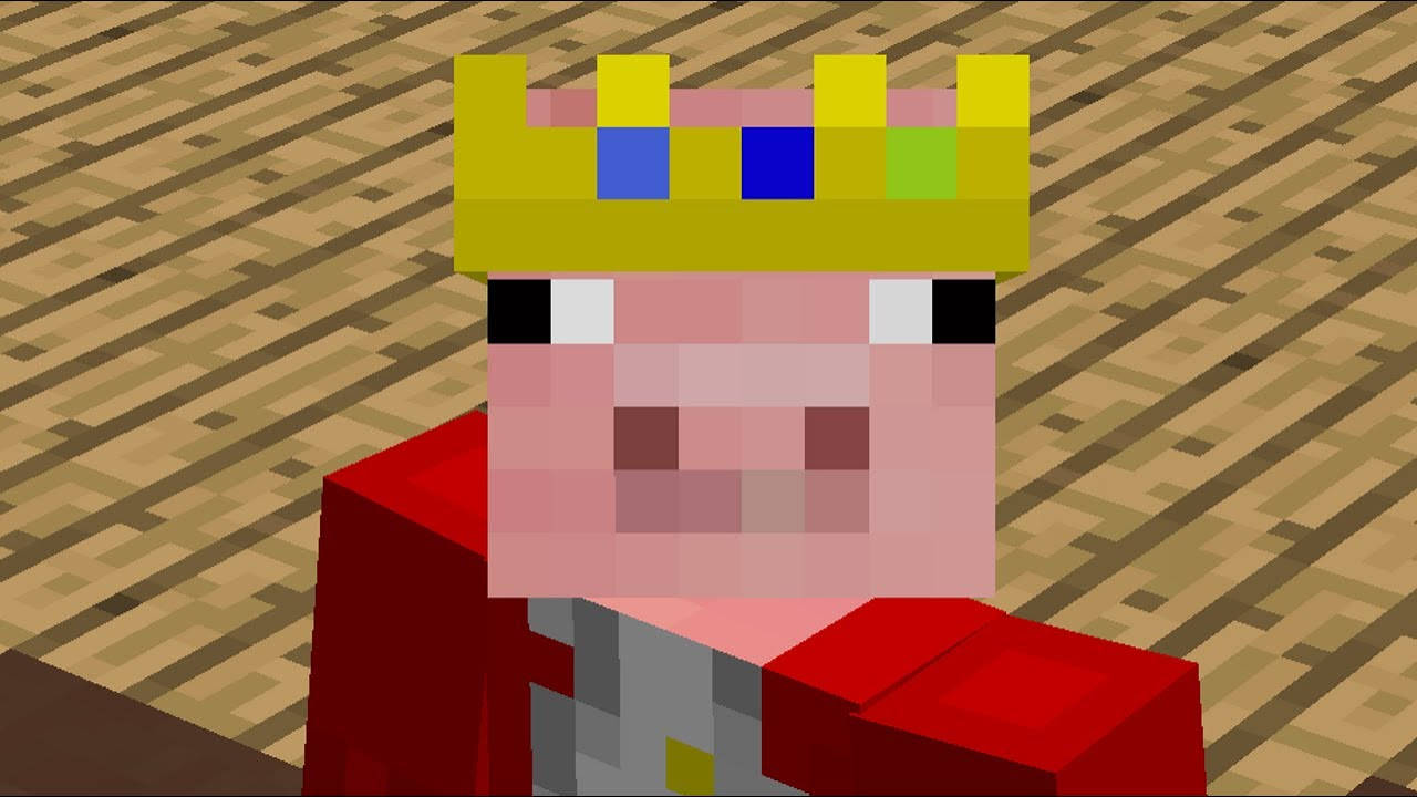technoblade 桌布 壁紙 — 一隻像素化的Minecraft豬戴著色彩繽紛的皇冠和紅色長袍站在木板上。