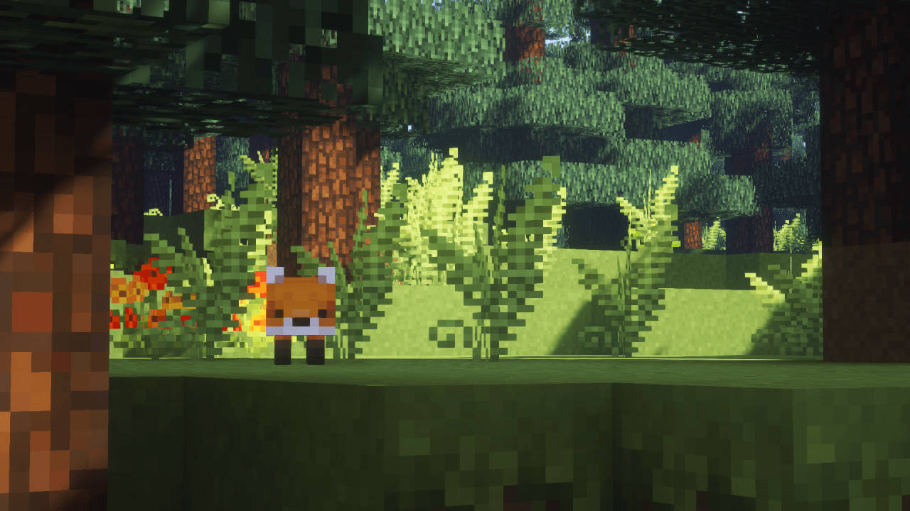 狐狸 桌布 壁紙 — 一隻像素化的小熊貓站在陽光普照的Minecraft森林中，有方塊樹和充滿活力的綠色蕨類植物。