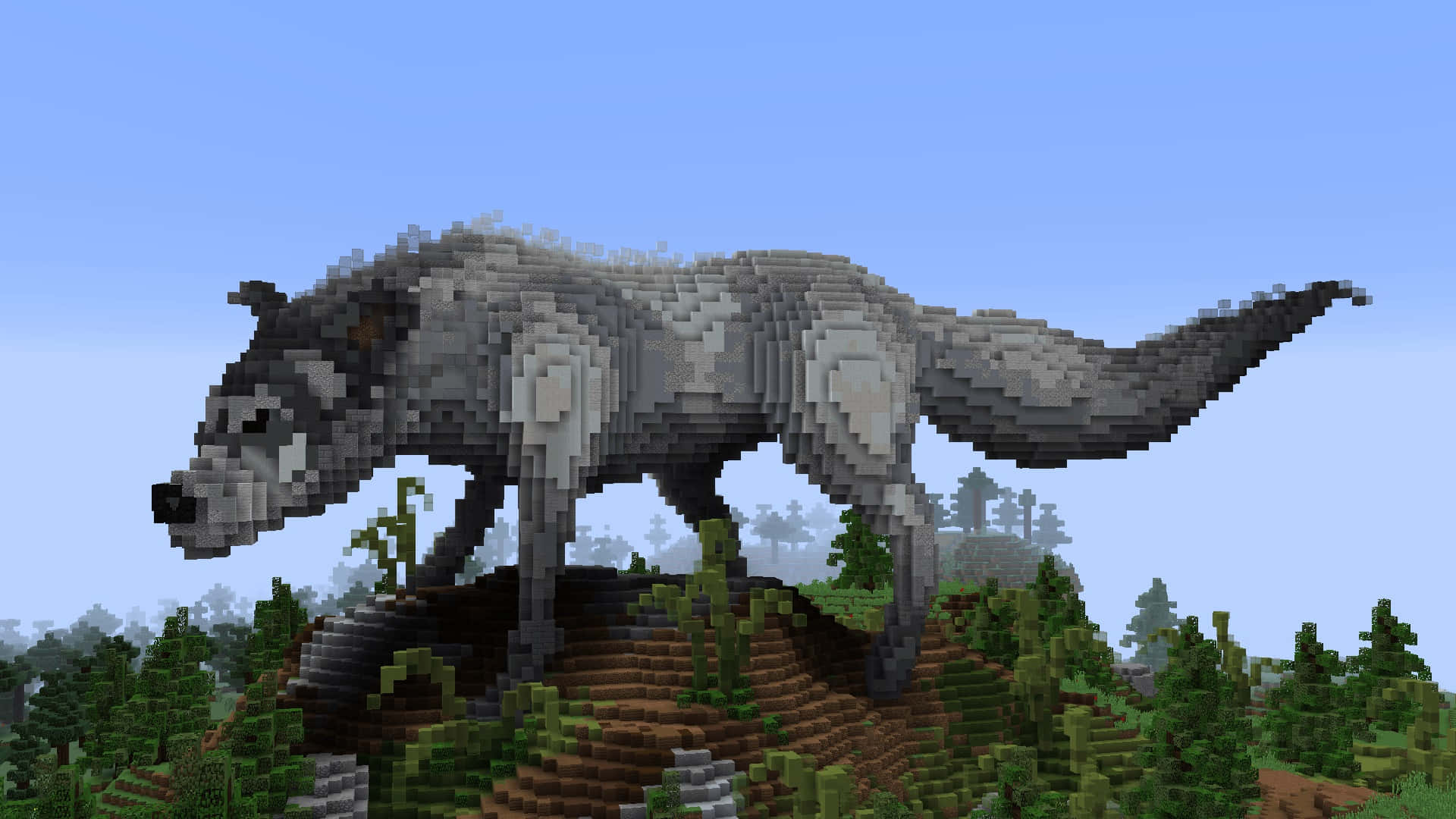 Minecraft Wolf 桌布 壁紙 — 一隻像素化的狼站在青苔覆蓋的山丘上，身處一個方塊森林，天空清澈湛藍。