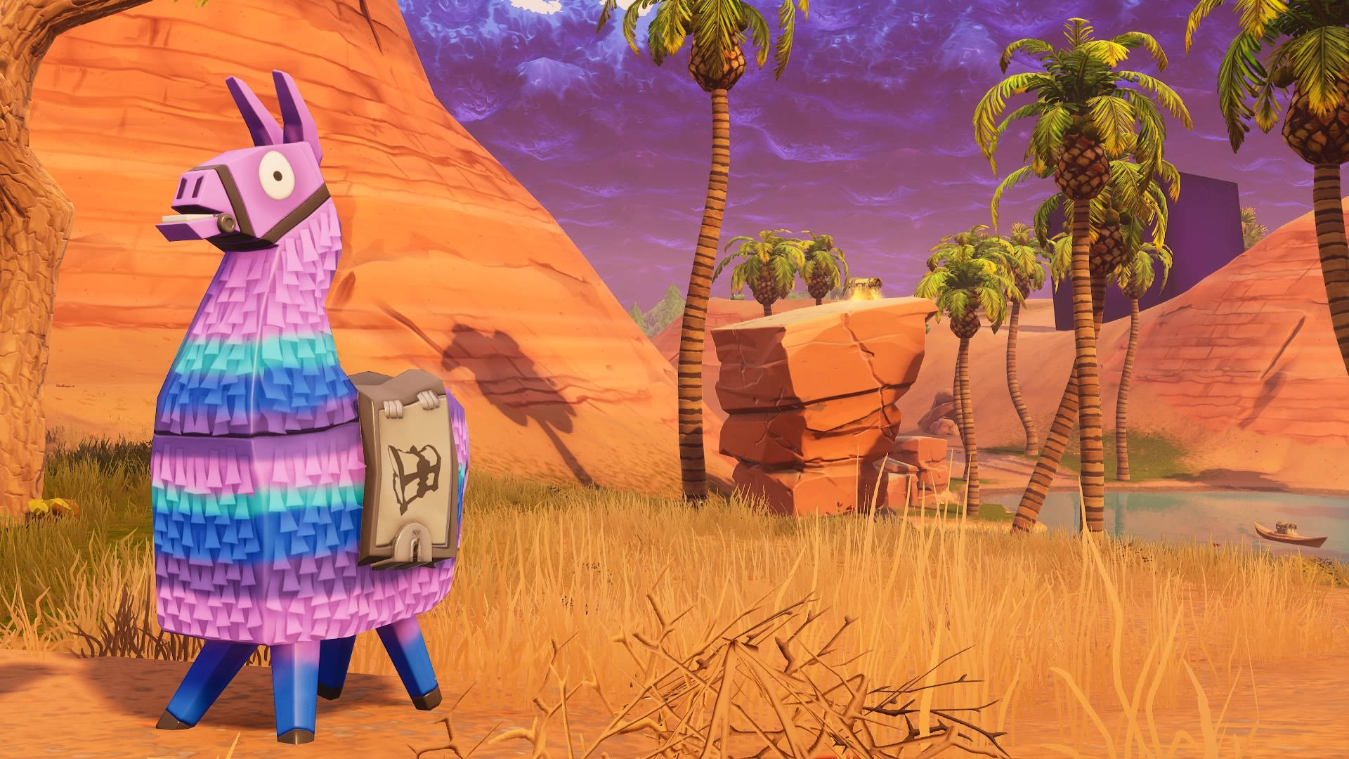 Fortnite Battle Royale 桌布 壁紙 — 一隻像素化的紫色和藍色羊駝背著背包，站在紫色天空下，沙漠中有棕櫚樹和岩石懸崖。