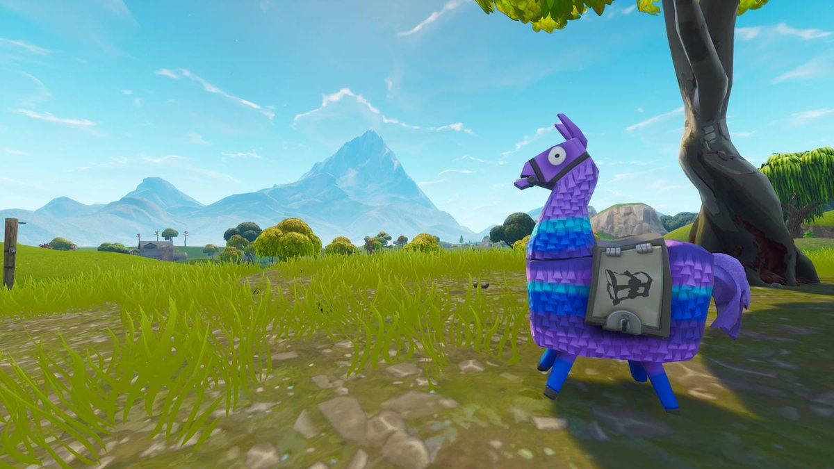 Fortnite 縮圖 桌布 壁紙 — 一隻像素化的紫色羊駝背著背包，站在藍天白雲下、遠山環繞的草地上。