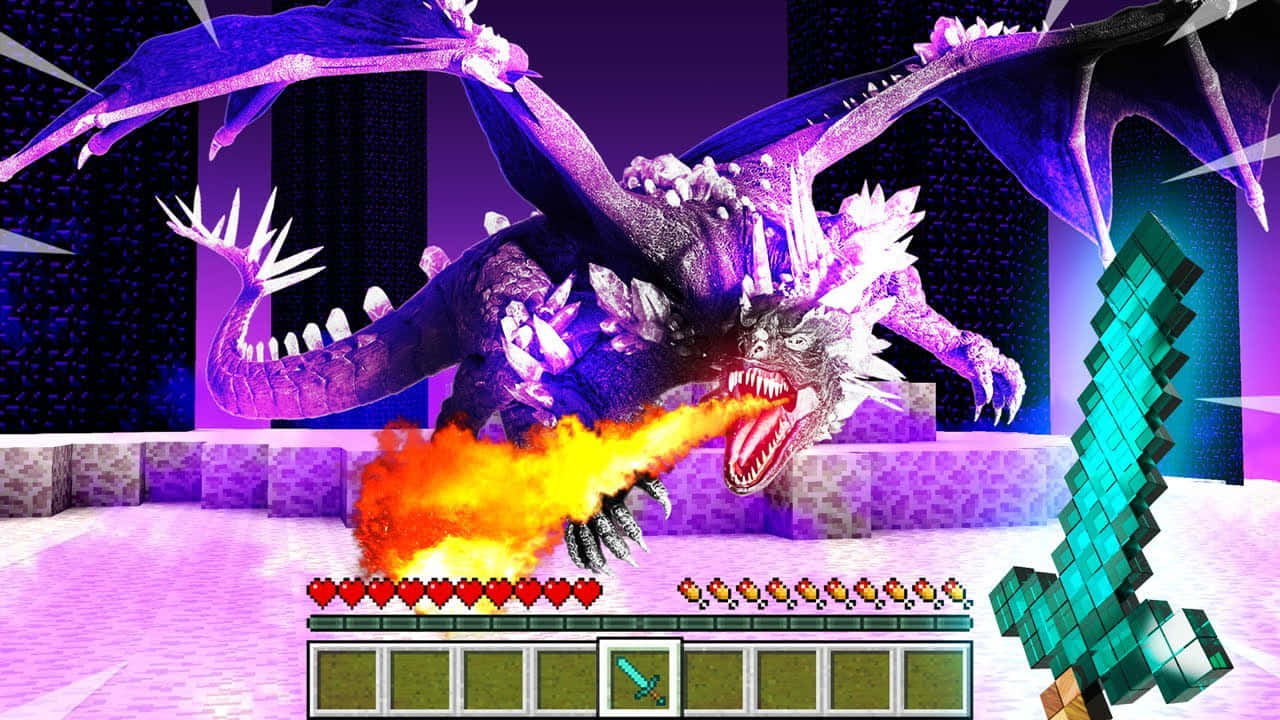 Ender Dragon 桌布 壁紙 — 一隻像素化的紫色龍在Minecraft風格的競技場中噴火，鑽石劍和生命值條清晰可見。