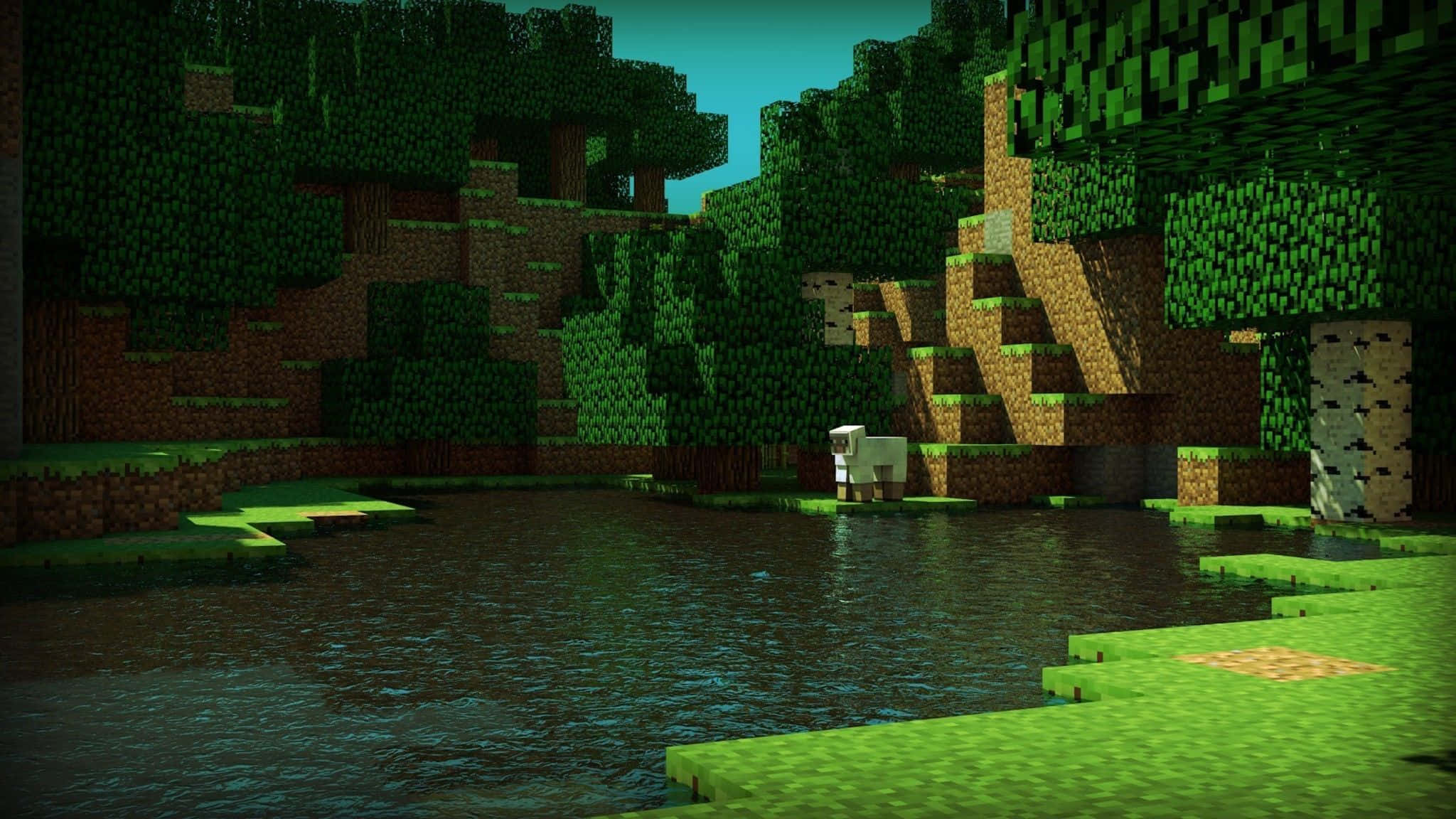 Minecraft Pocket Edition 桌布 壁紙 — 一隻像素化的羊站在平靜的河流中，周圍是塊狀的綠色樹木和泥土質感的地形，天空是青綠色。