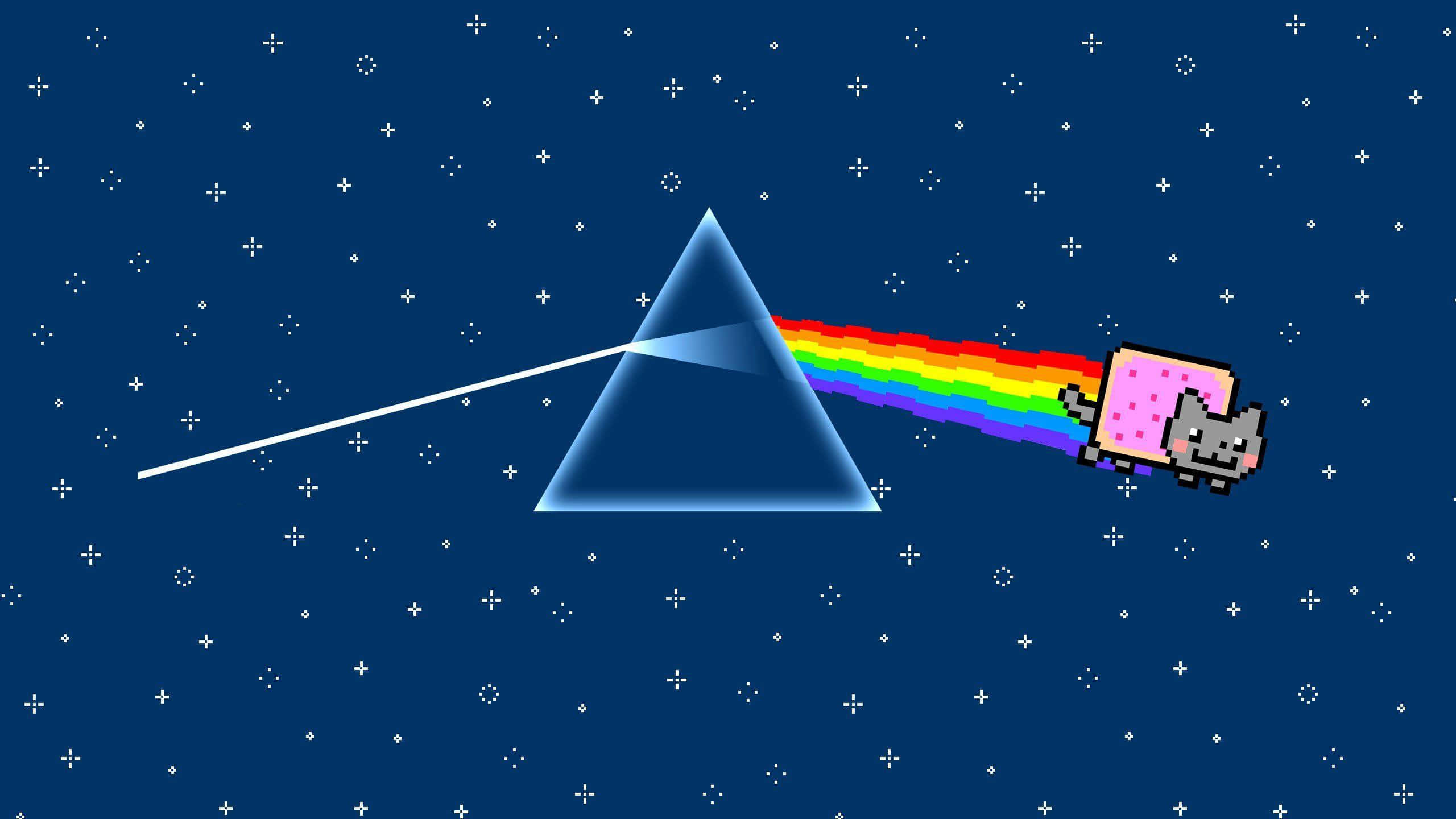 Dark Side Of The Moon 桌布 壁紙 — 一隻像素化的貓咪帶著粉紅色糖果包裝紙，在星空夜空中飛翔，在玻璃稜鏡後留下一道彩虹痕跡。